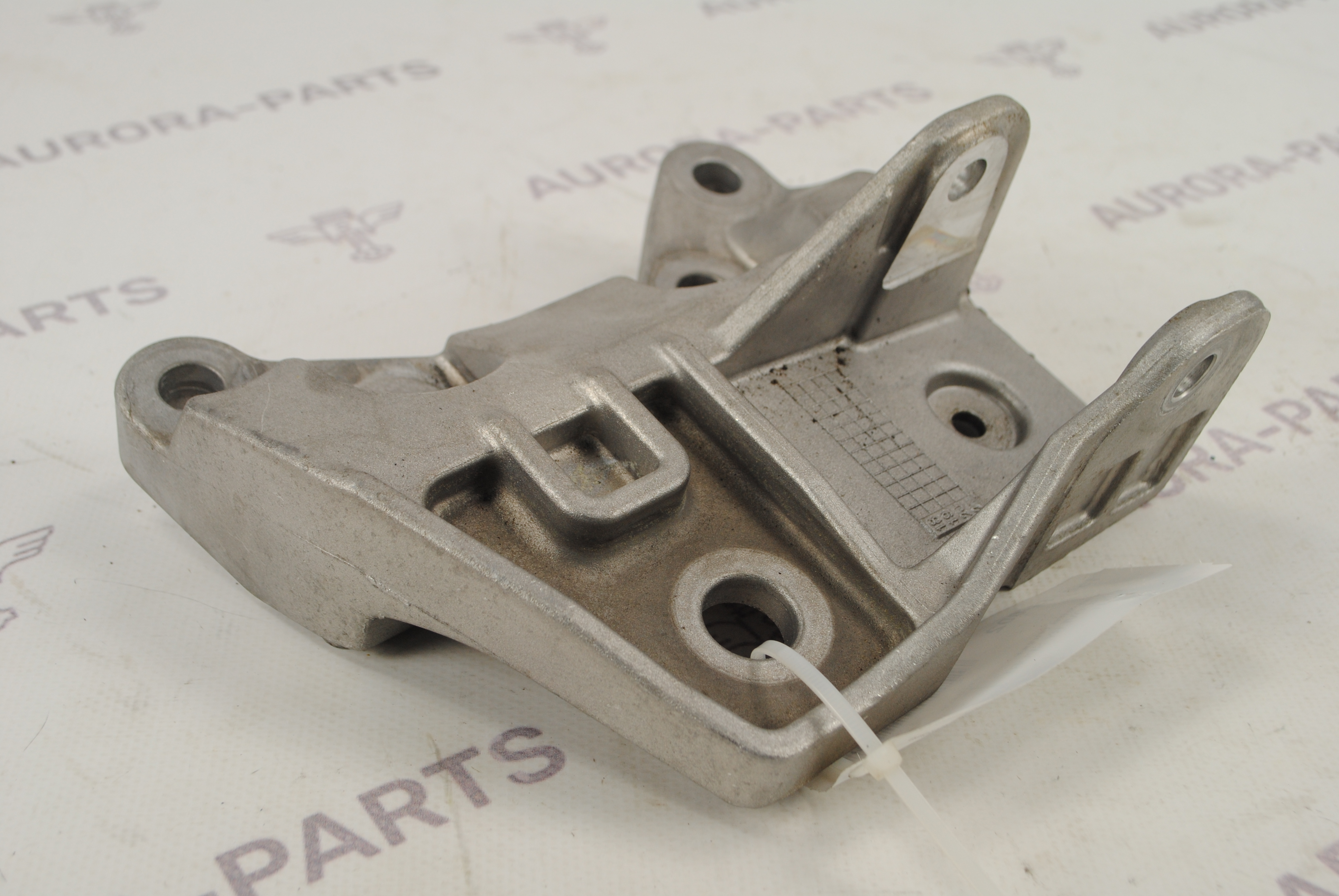 Кронштейн верхней опоры двигателя Land Rover Discovery Sport