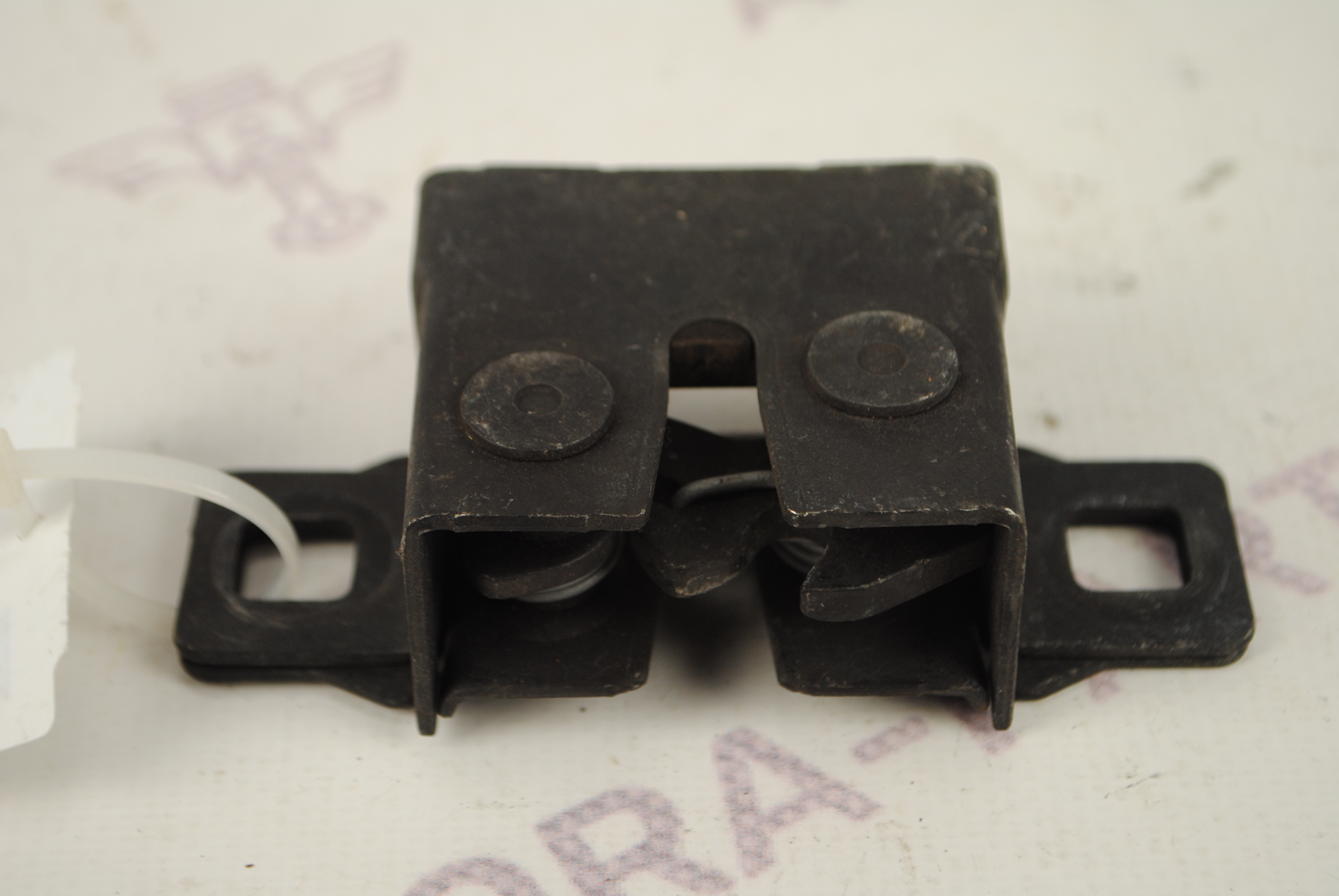 Замок капота без датчика Land Rover Discovery