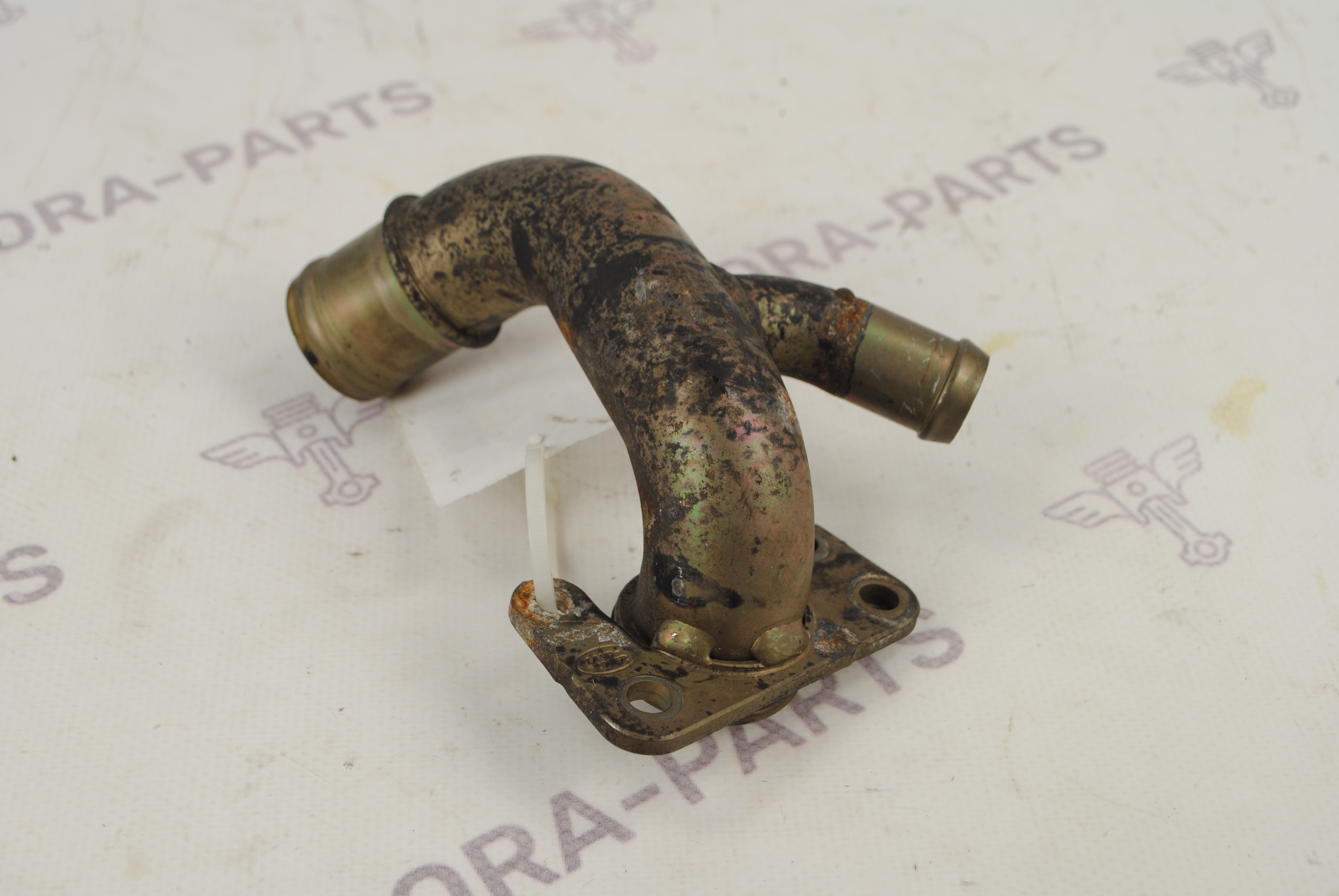 Трубопровод соединительный системы охлаждения Land Rover Discovery Sport