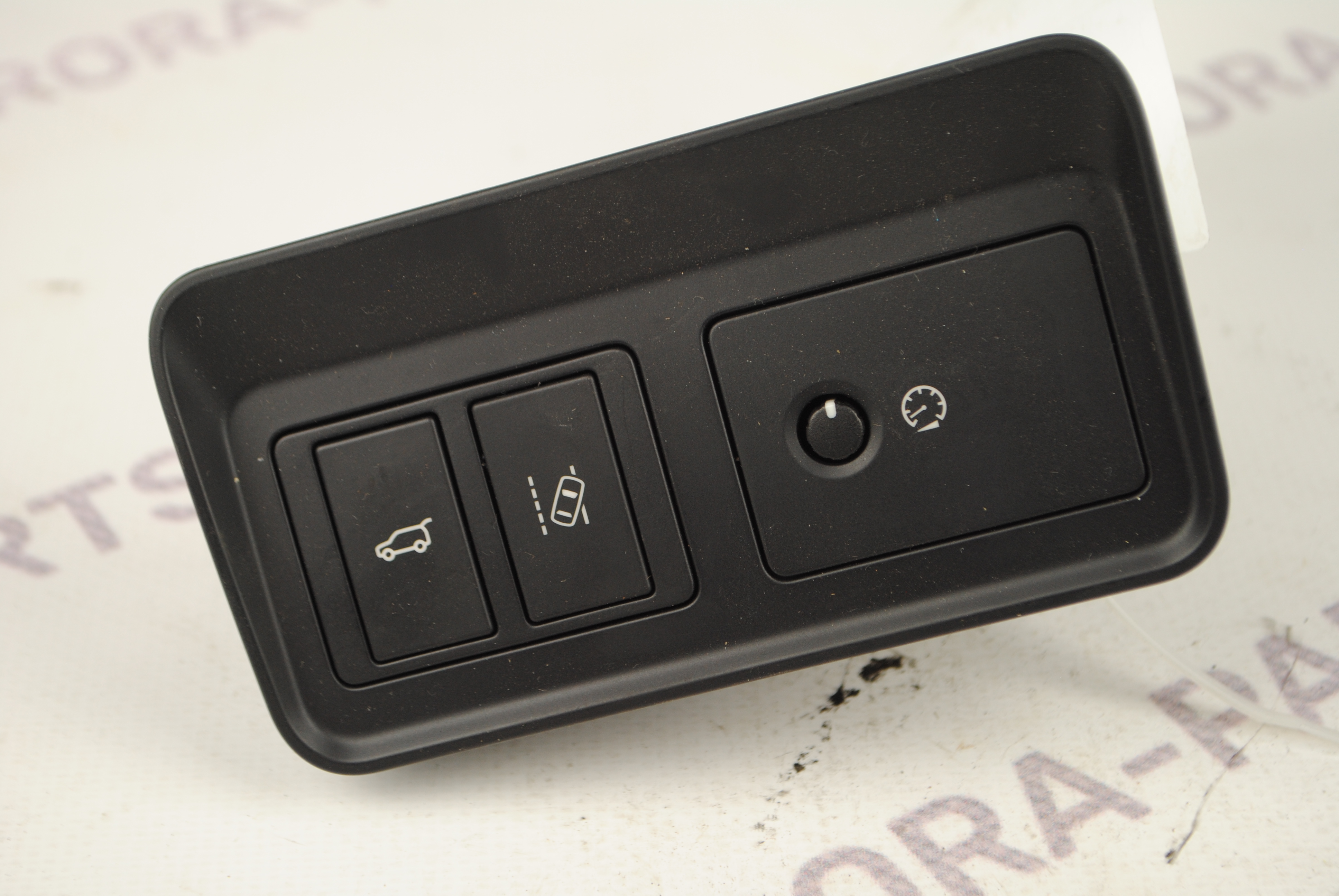 Кнопка открывания багажника Land Rover Discovery Sport