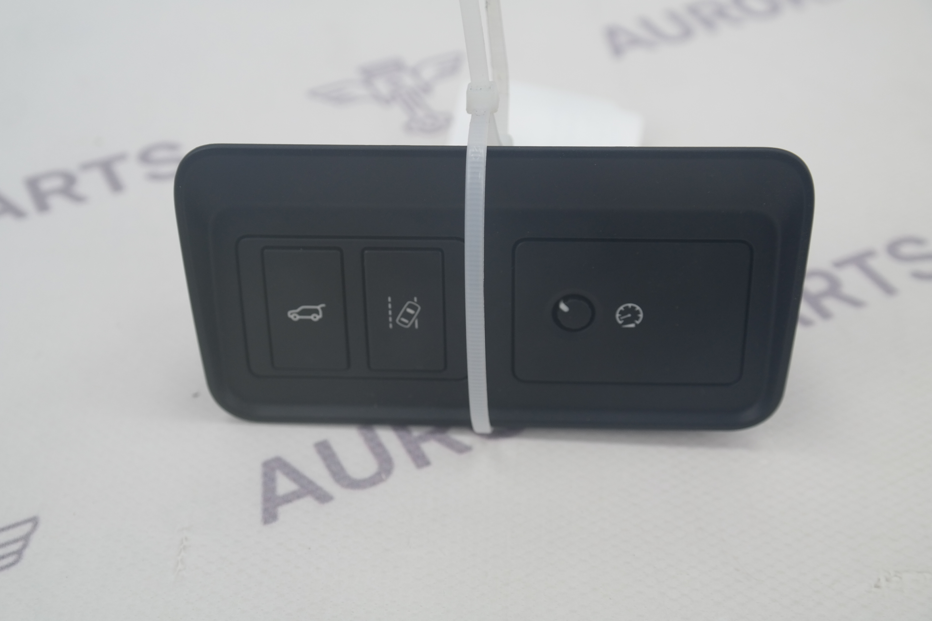 Кнопка открывания багажника Land Rover Discovery Sport