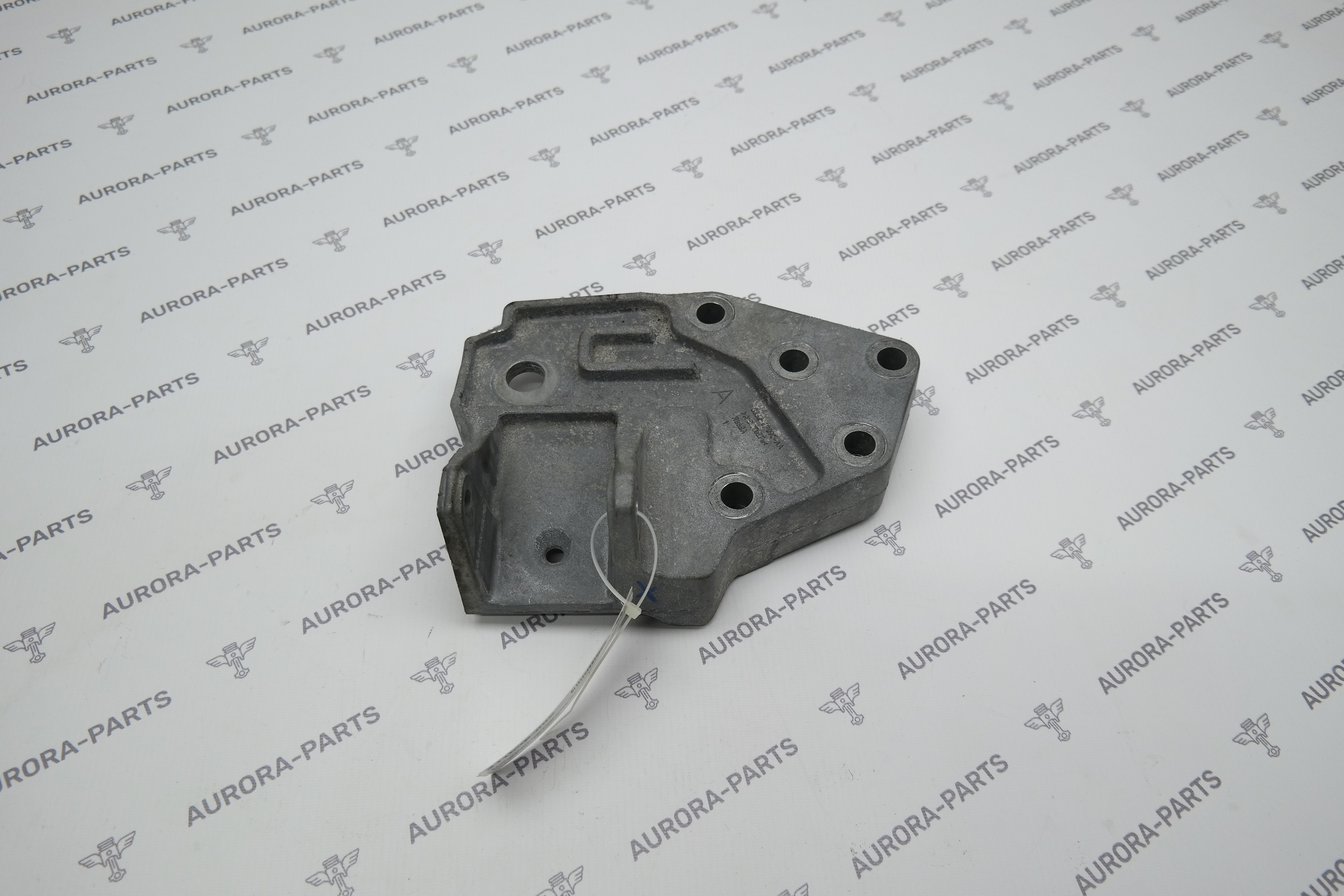 Кронштейн верхней опоры двигателя 2.2D Land Rover Discovery Sport