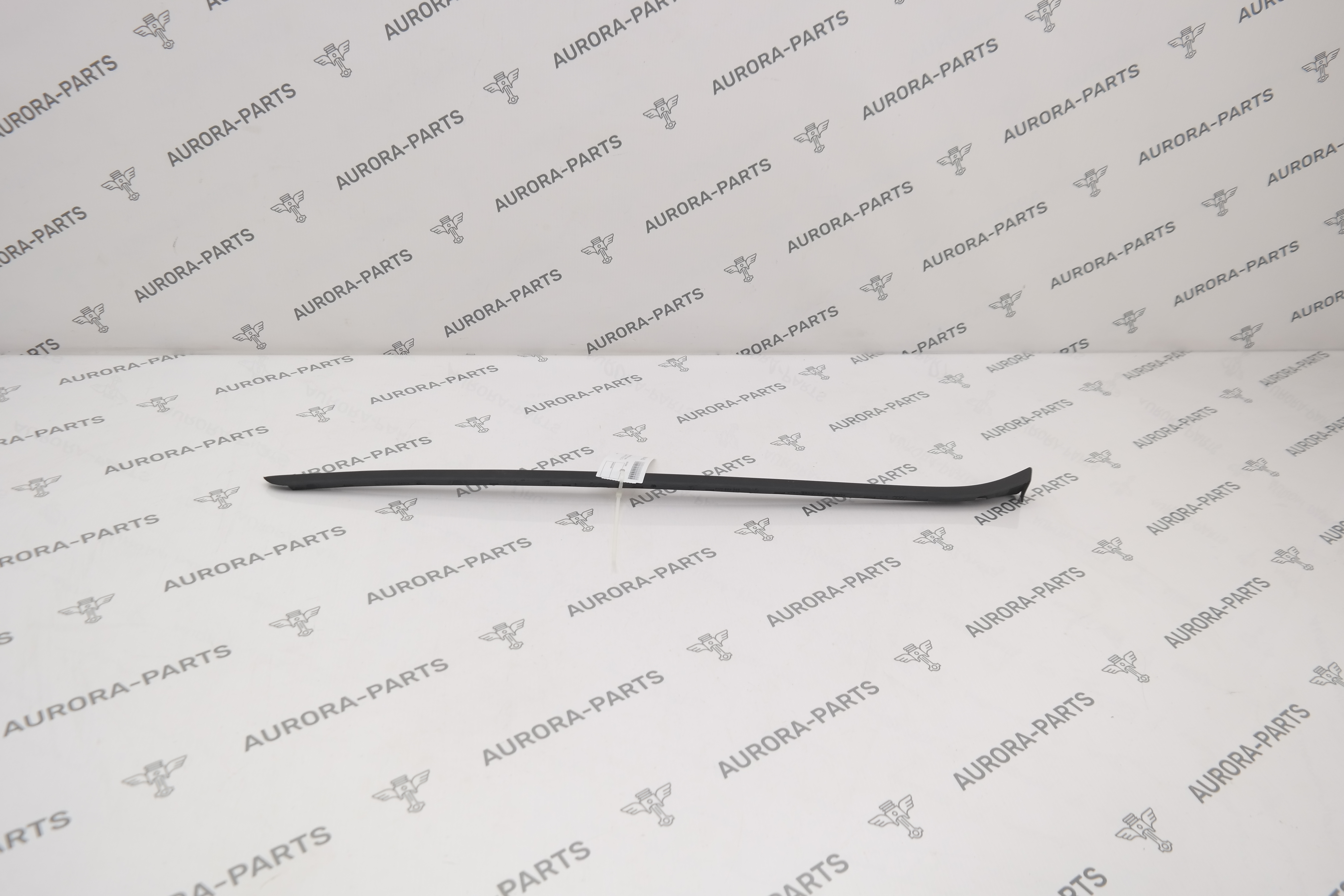 Молдинг лобового стекла (Водосток) RH Audi Q7