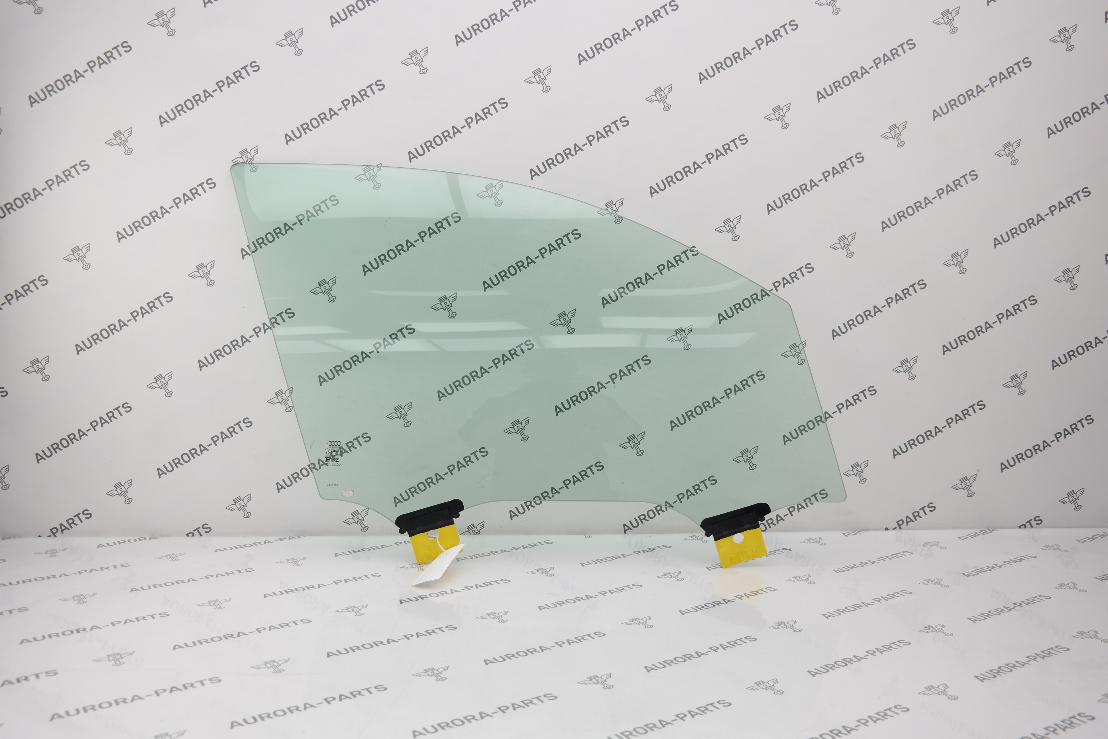 Стекло передней двери RH Audi Q7