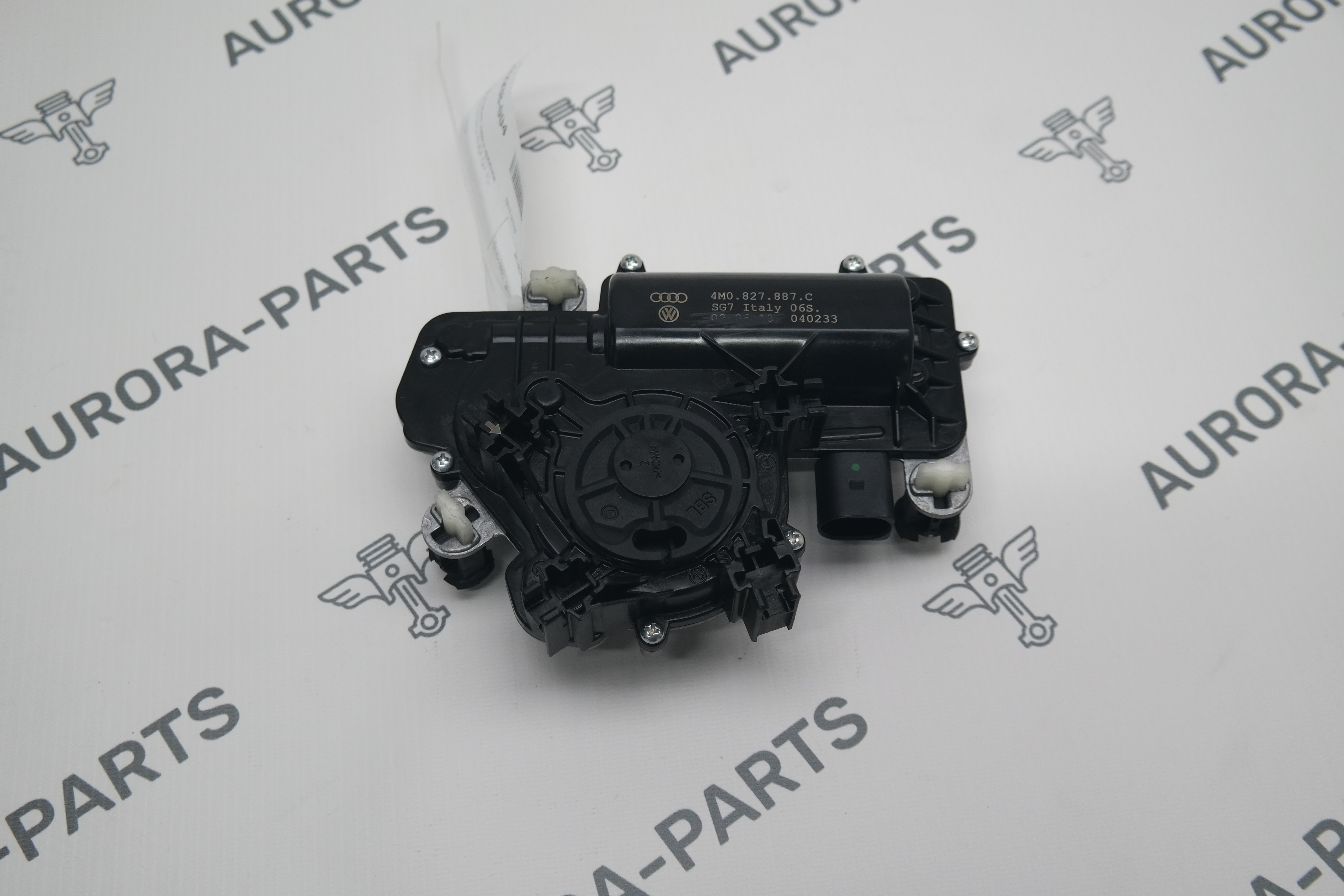 Доводчик замка крышки багажника Audi Q7