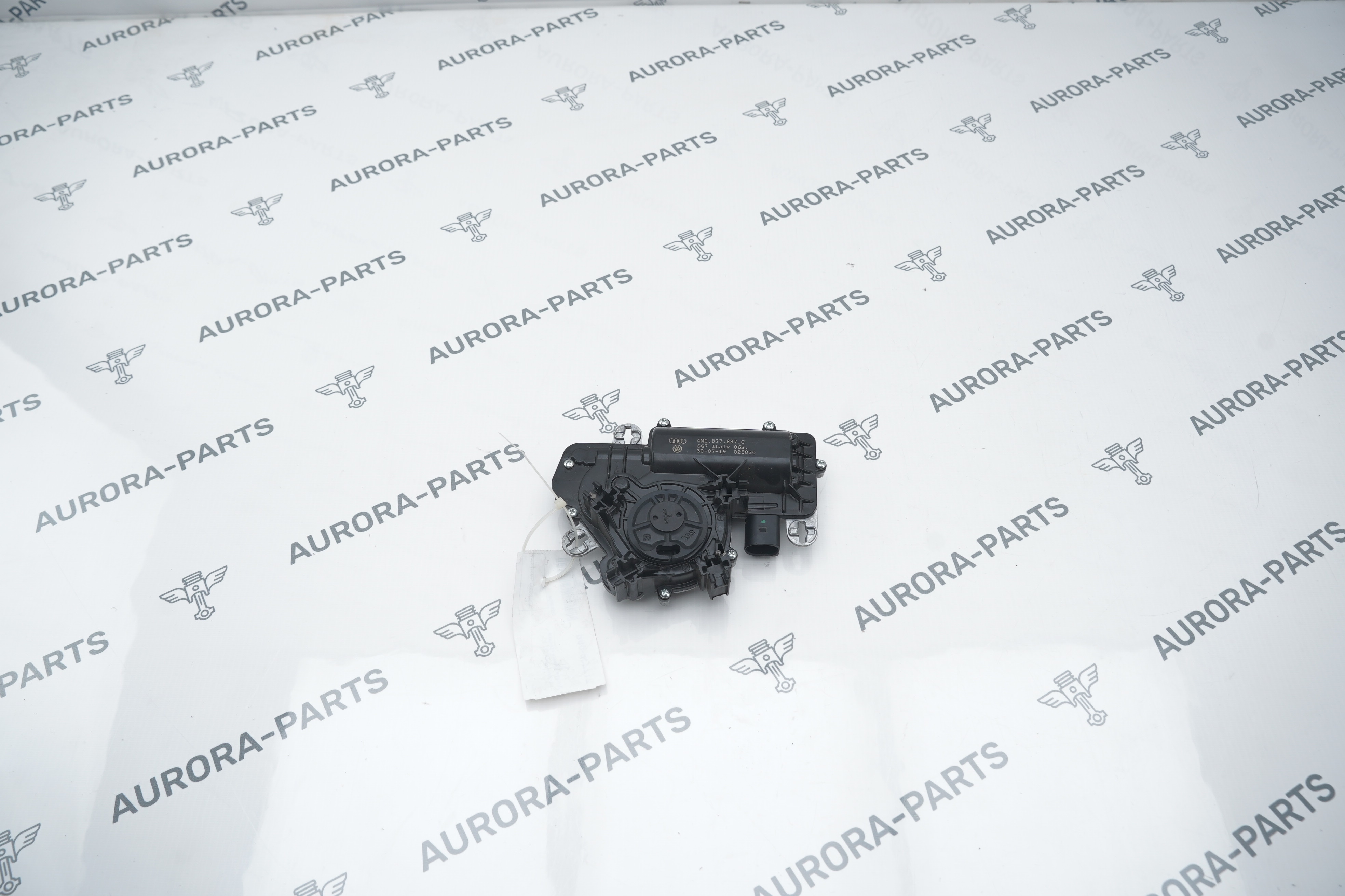 Доводчик замка крышки багажника Audi Q7