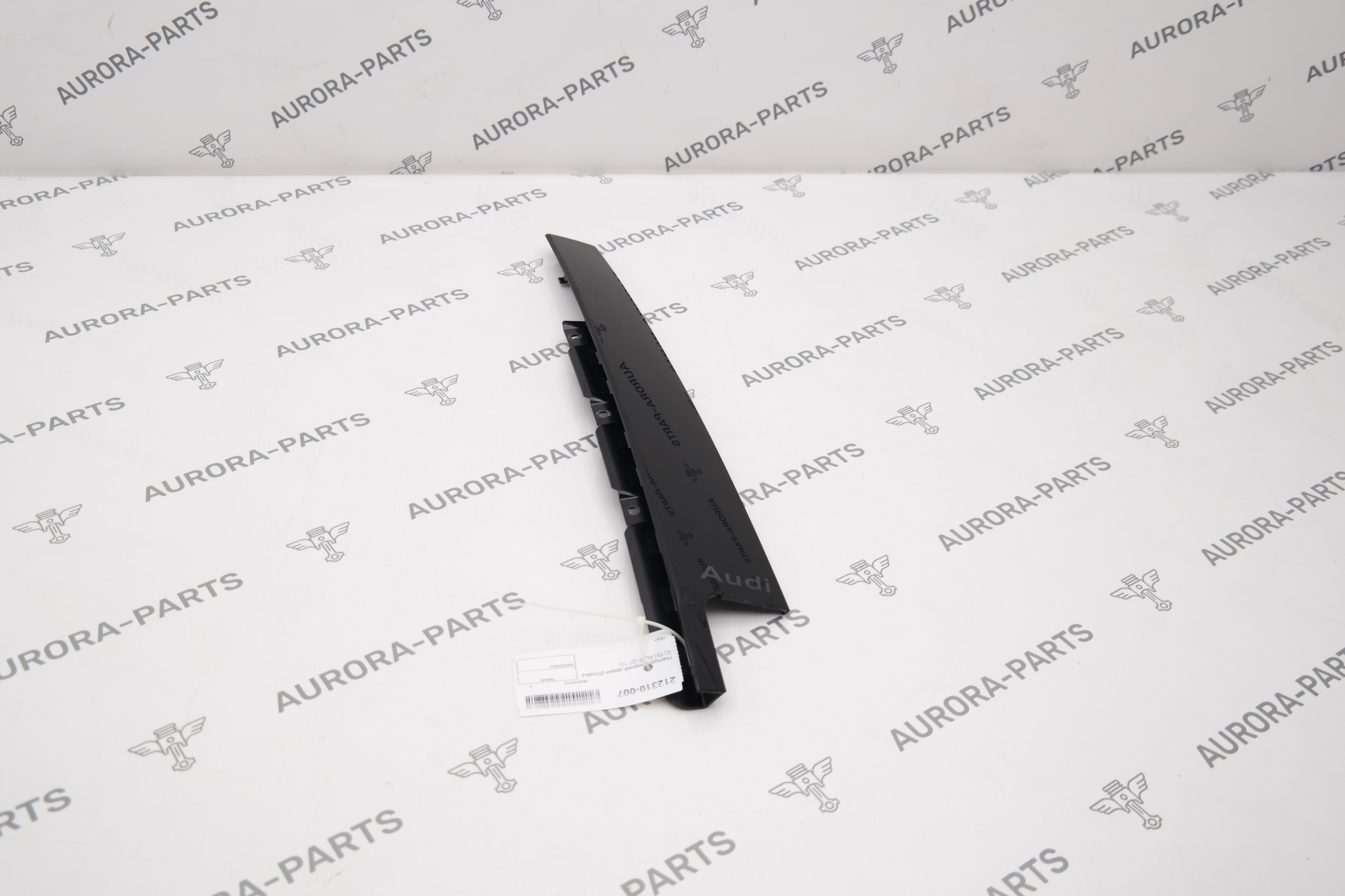 Накладка задней двери (Стойка B) RH Audi Q7