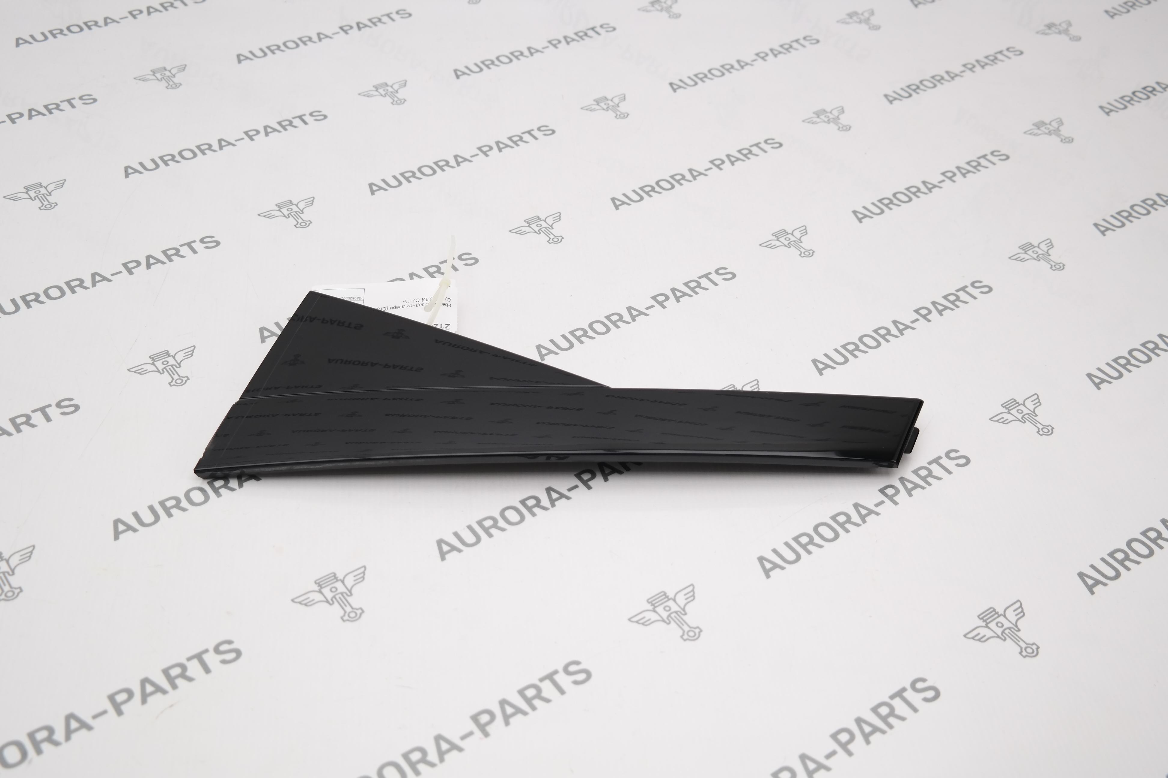 Накладка задней двери (Стойка C) LH Audi Q7