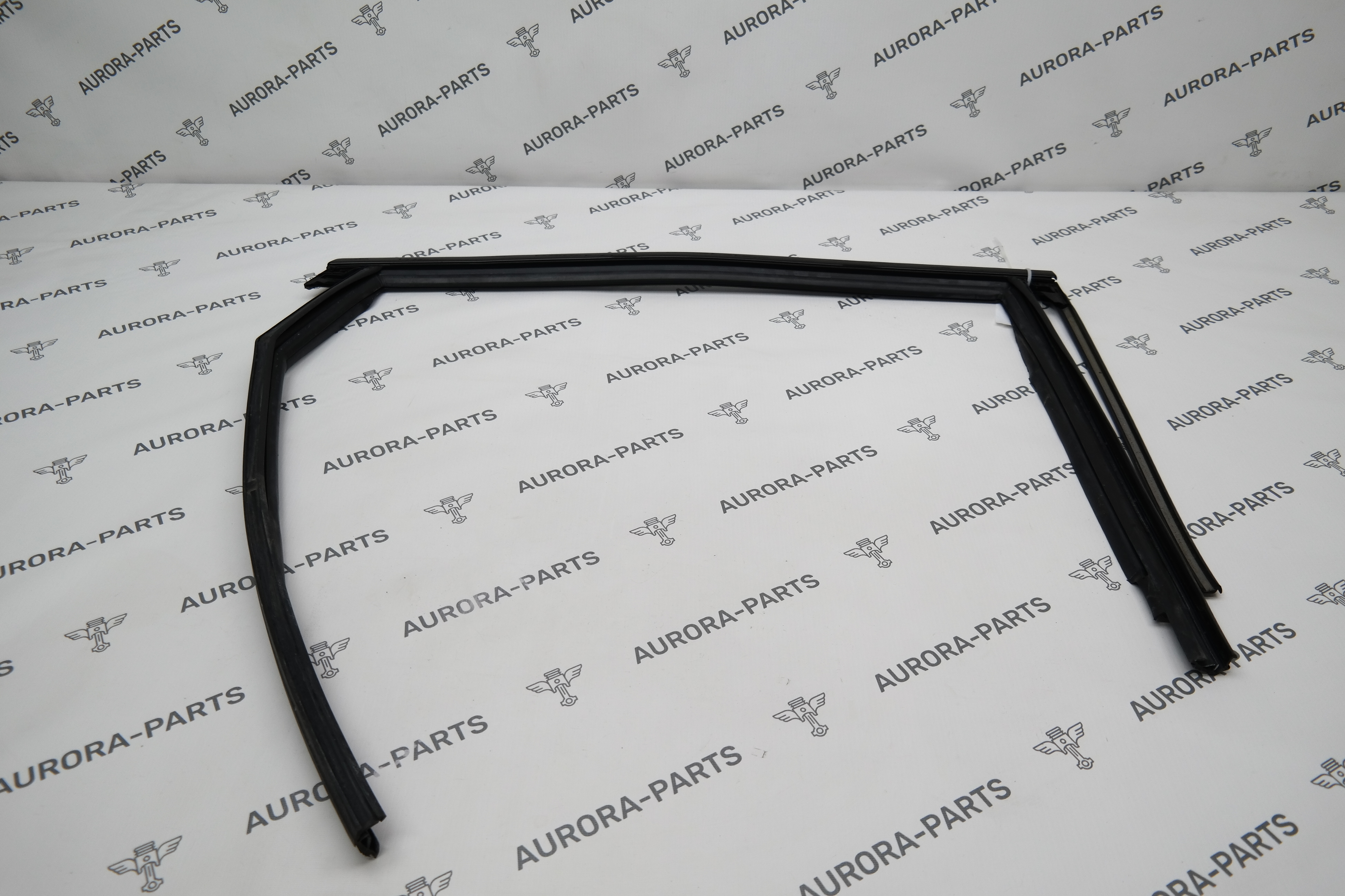 Уплотнитель стекла задней двери (Направляющая стекла) RH Audi Q7