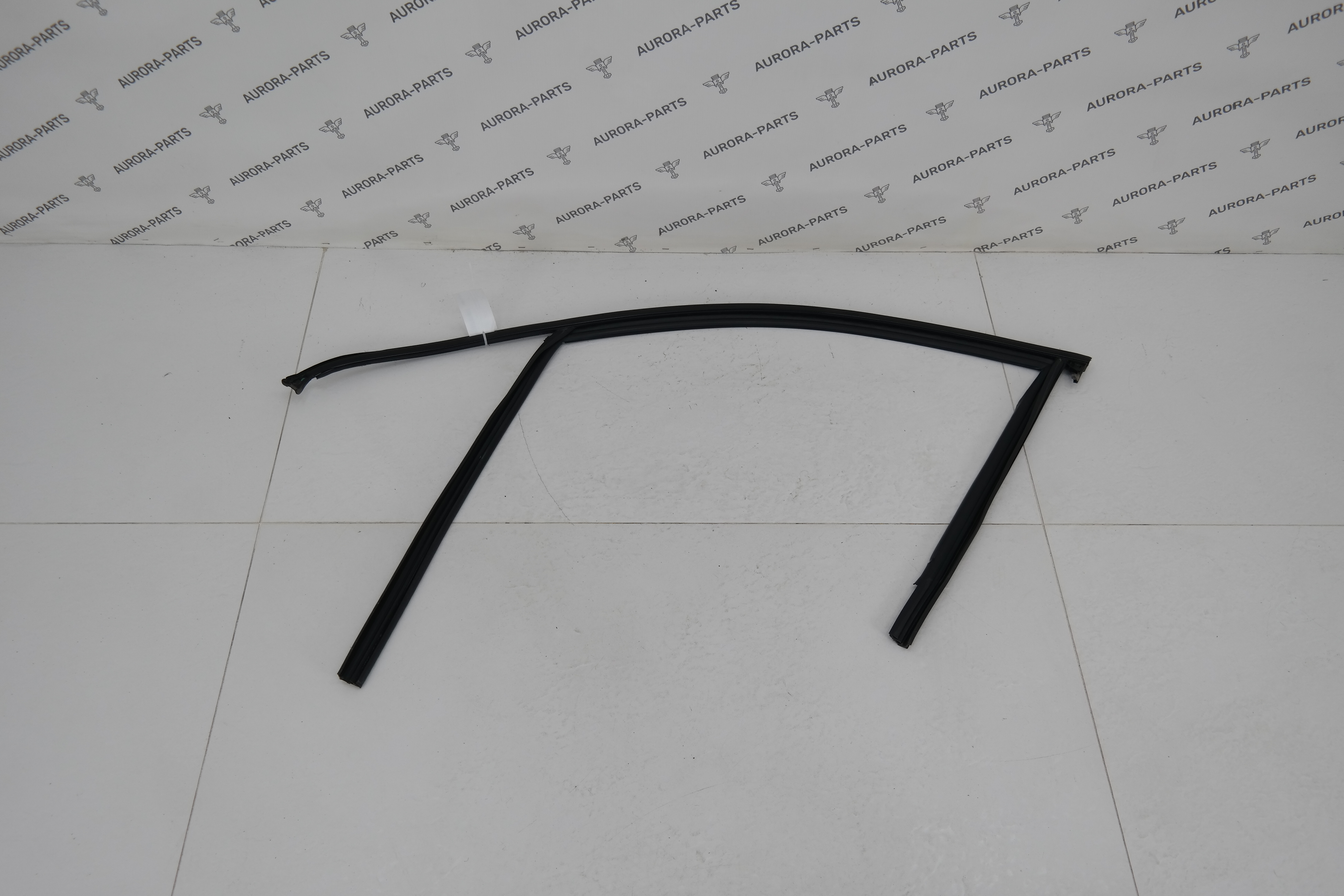 Уплотнитель стекла передней двери (Направляющая стекла) LH Audi Q7