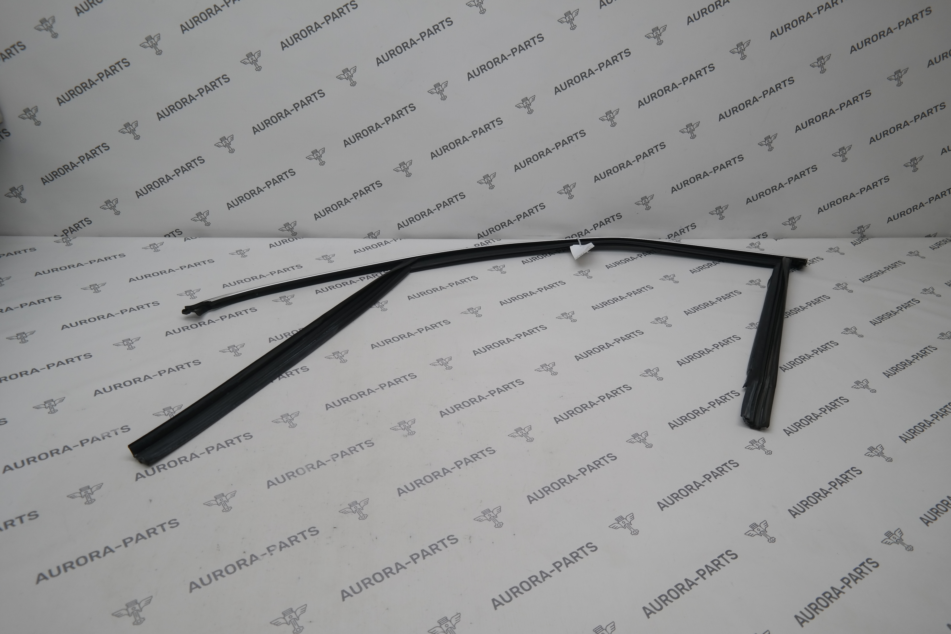 Уплотнитель стекла передней двери (Направляющая стекла) LH Audi Q7