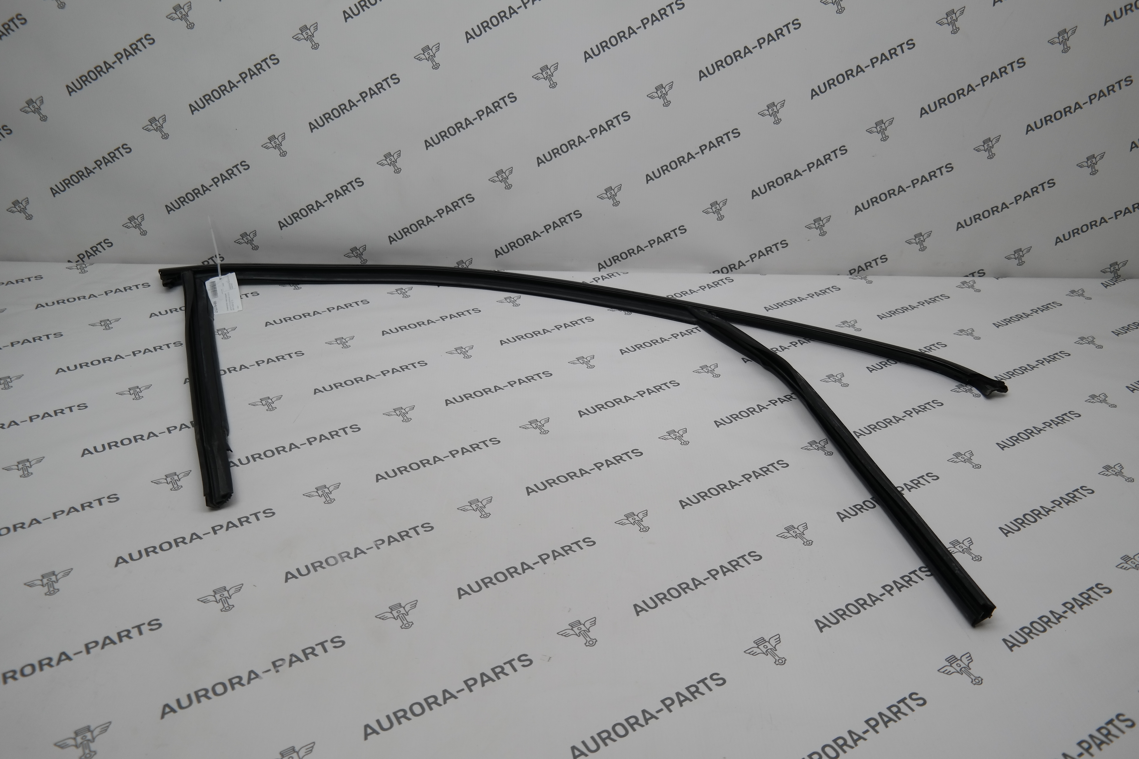 Уплотнитель стекла передней двери (Направляющая стекла) RH Audi Q7