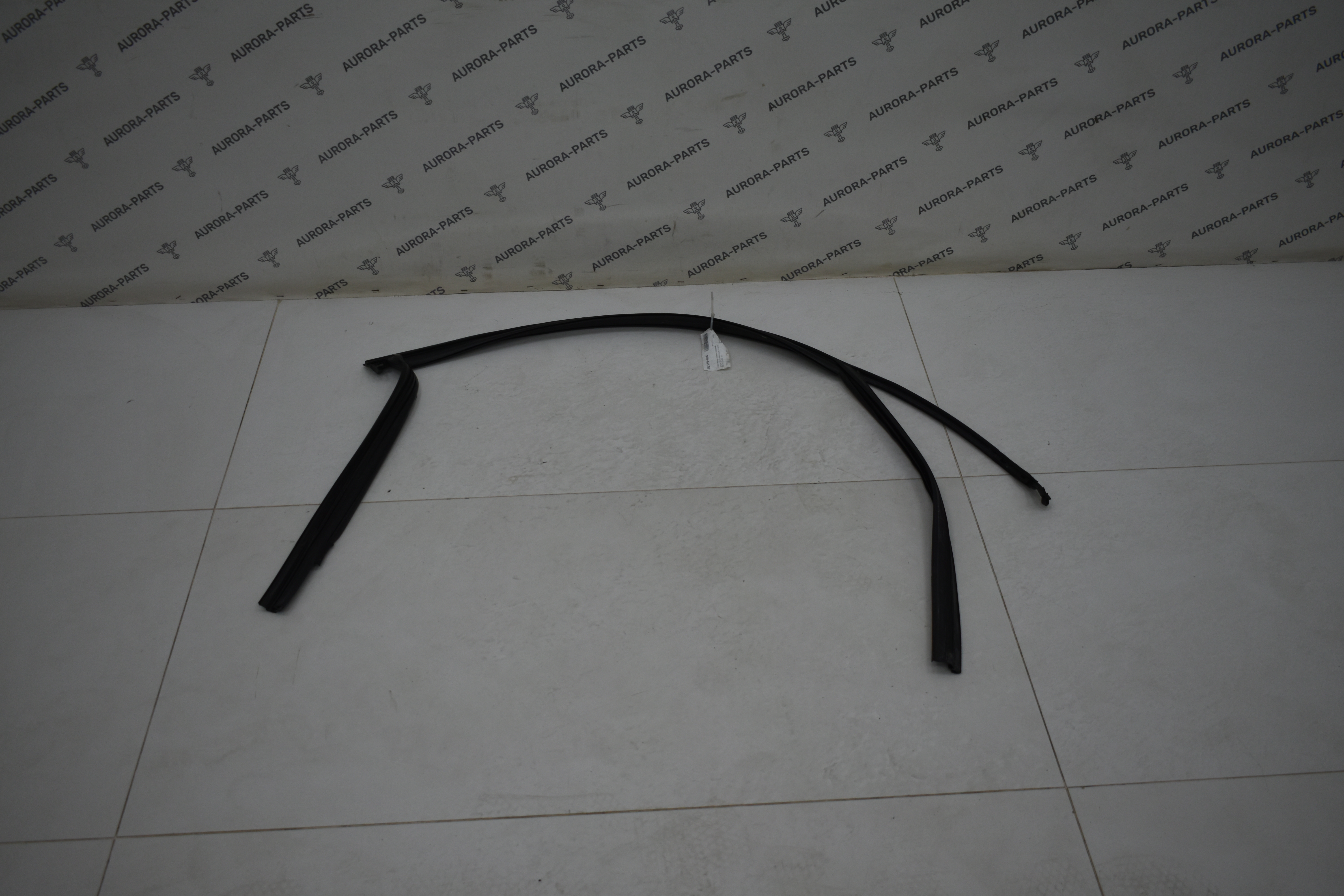 Уплотнитель стекла передней двери (Направляющая стекла) RH Audi Q7