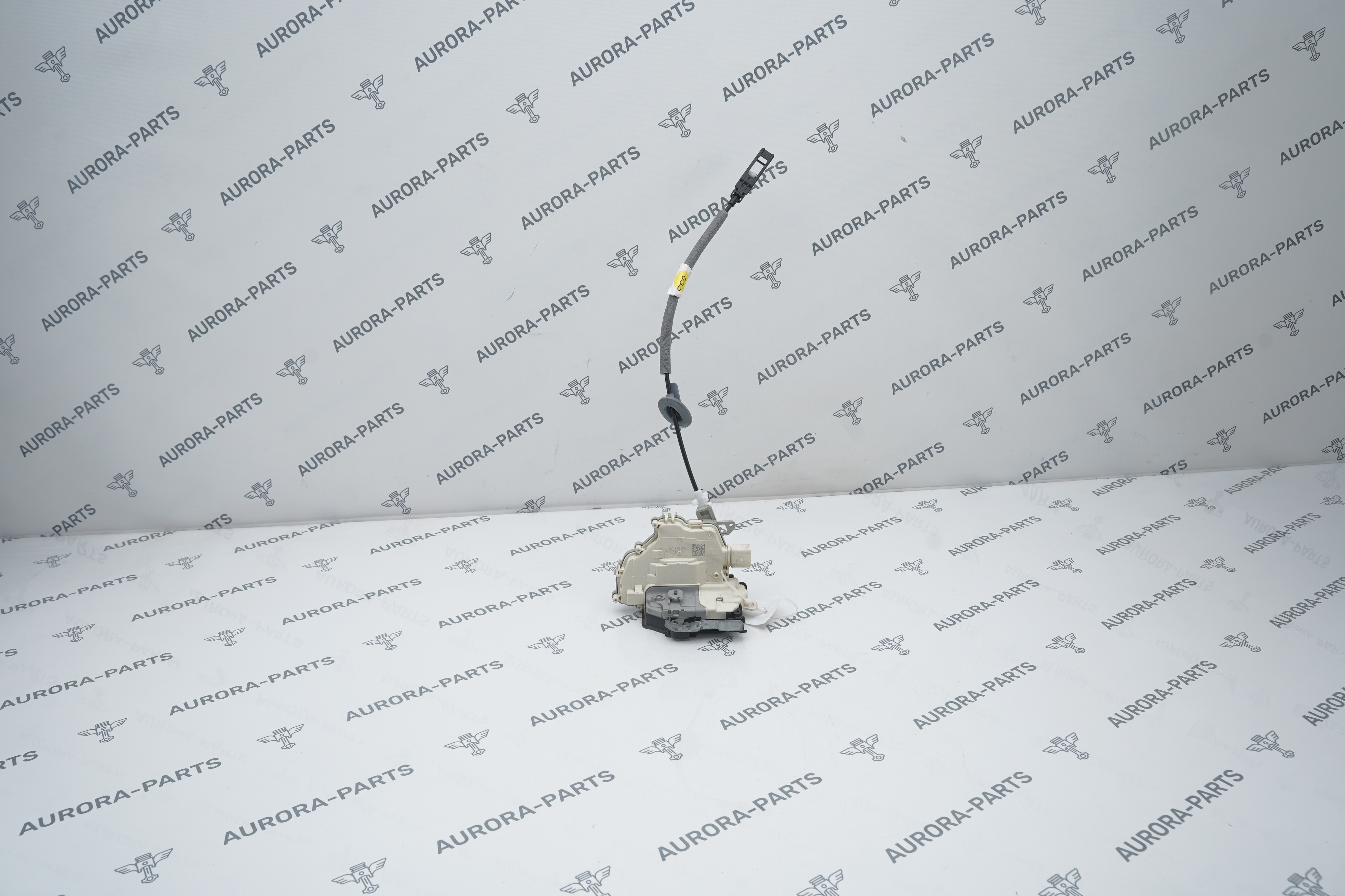 Замок задней двери  RH Audi Q7