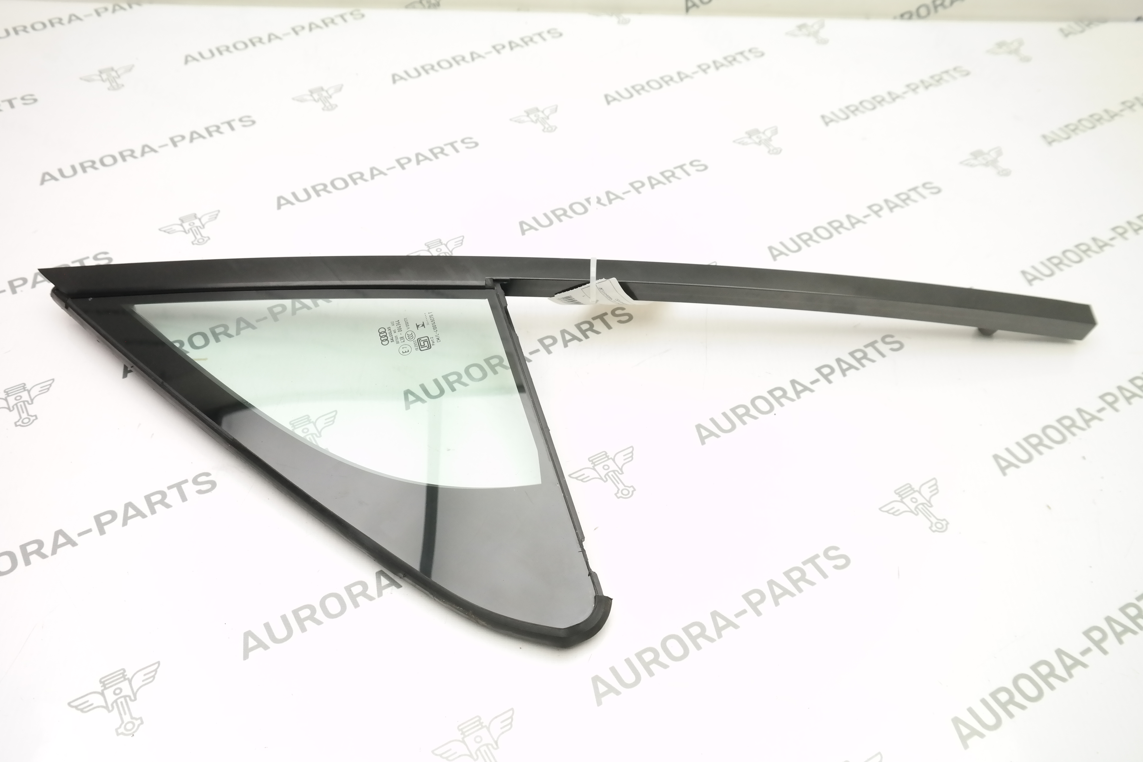 Стекло боковое передней двери (форточка) LH Audi Q7