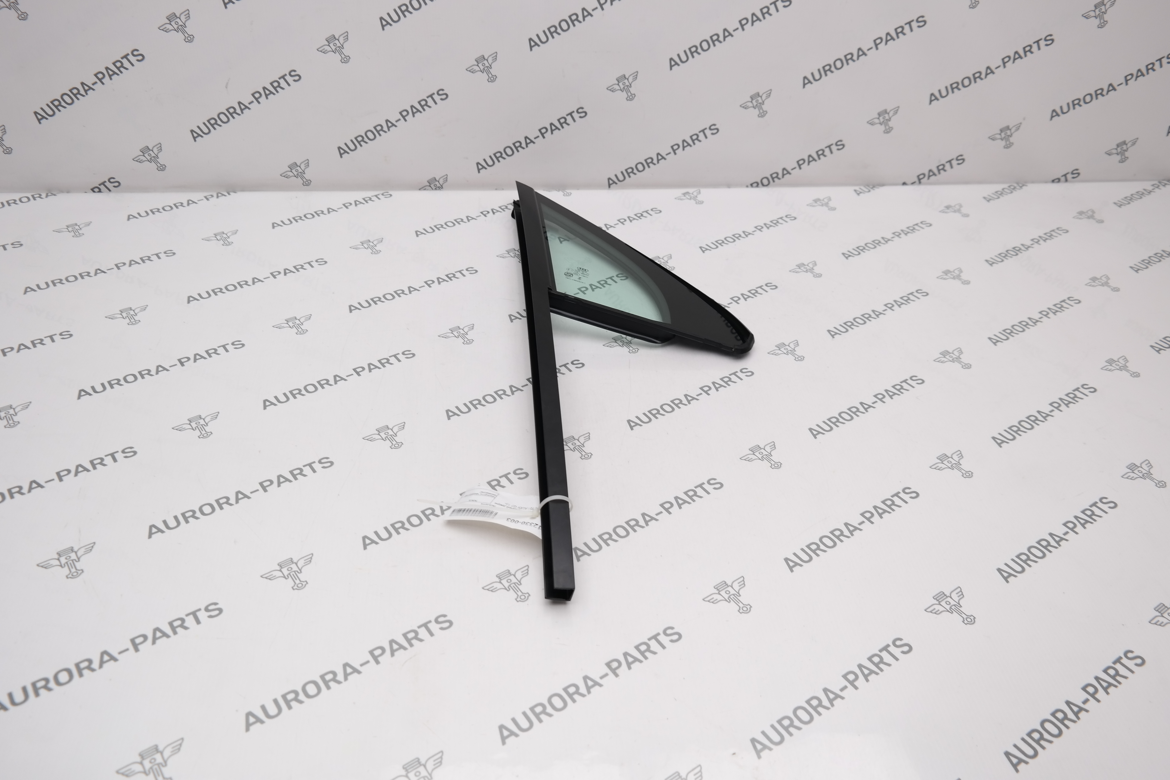 Стекло боковое передней двери (форточка) RH Audi Q7