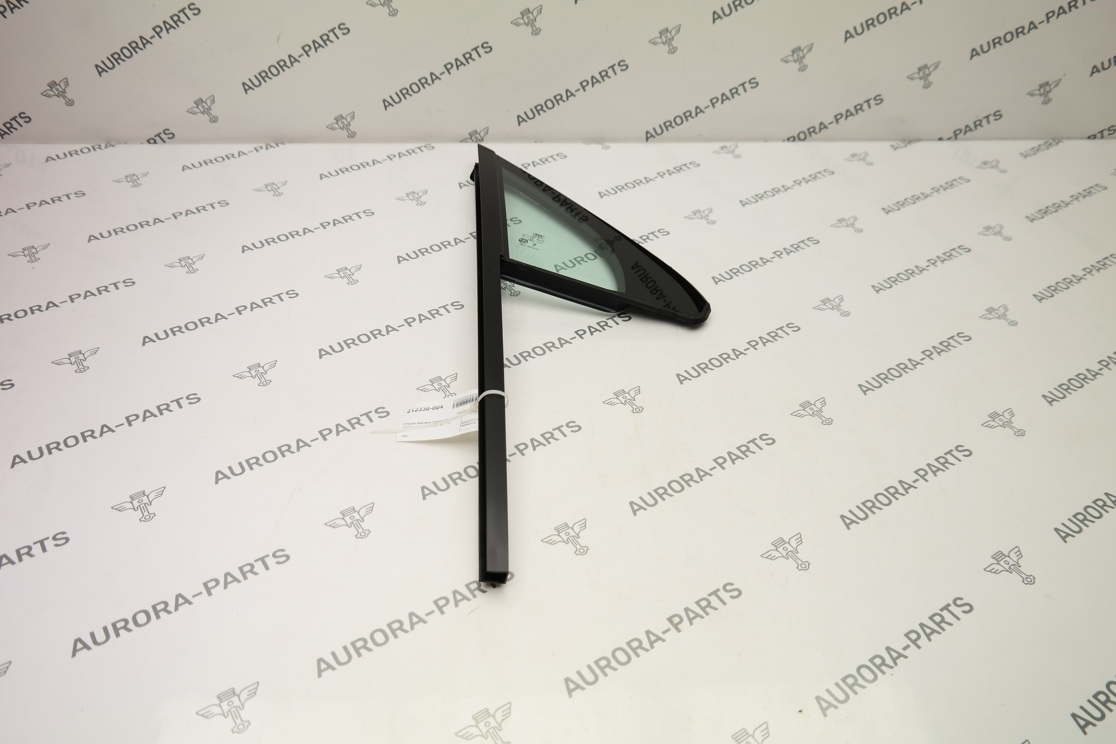 Стекло боковое передней двери (форточка) RH Audi Q7