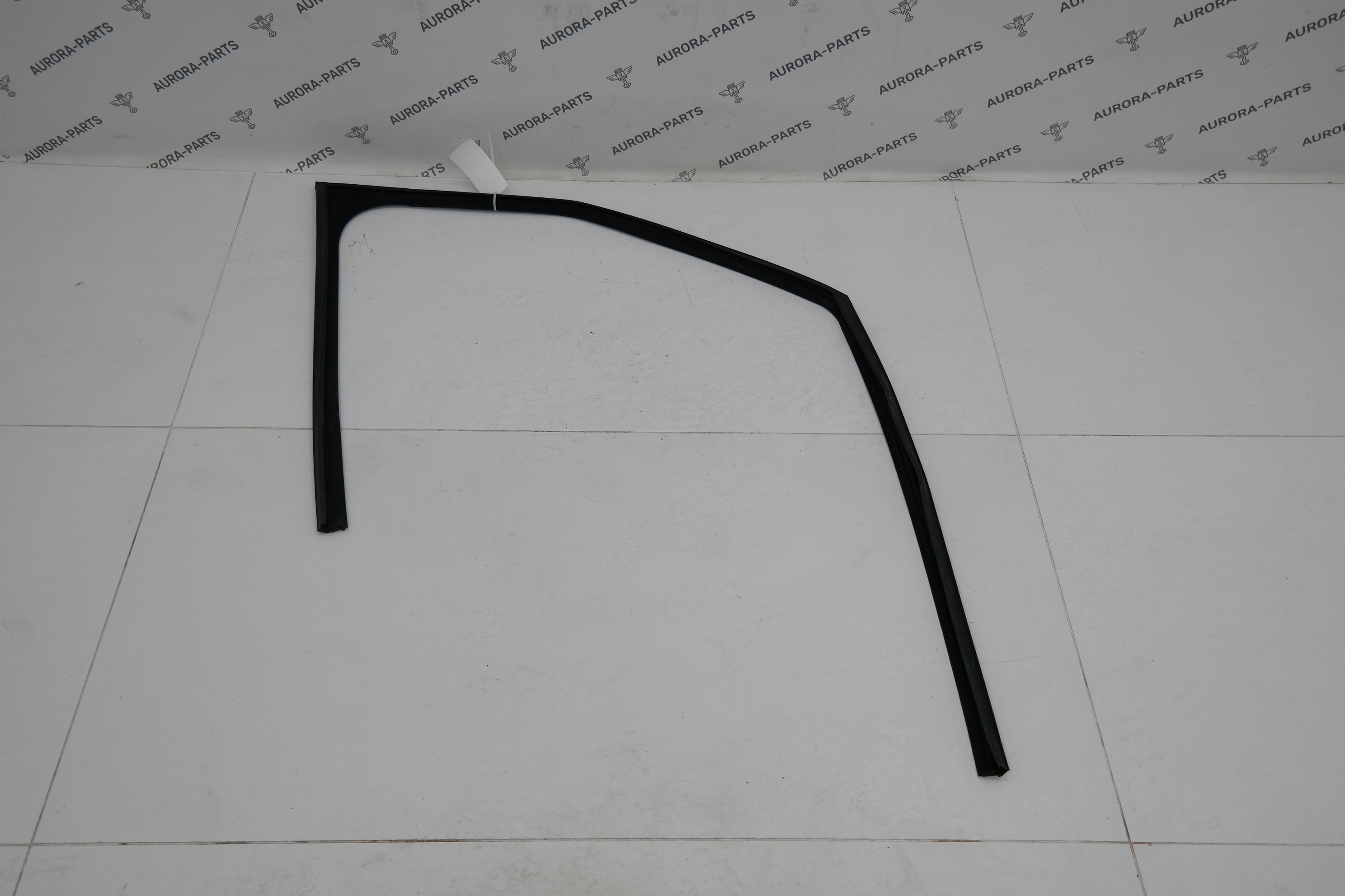 Направляющая стекла передней двери RH Land Rover Discovery