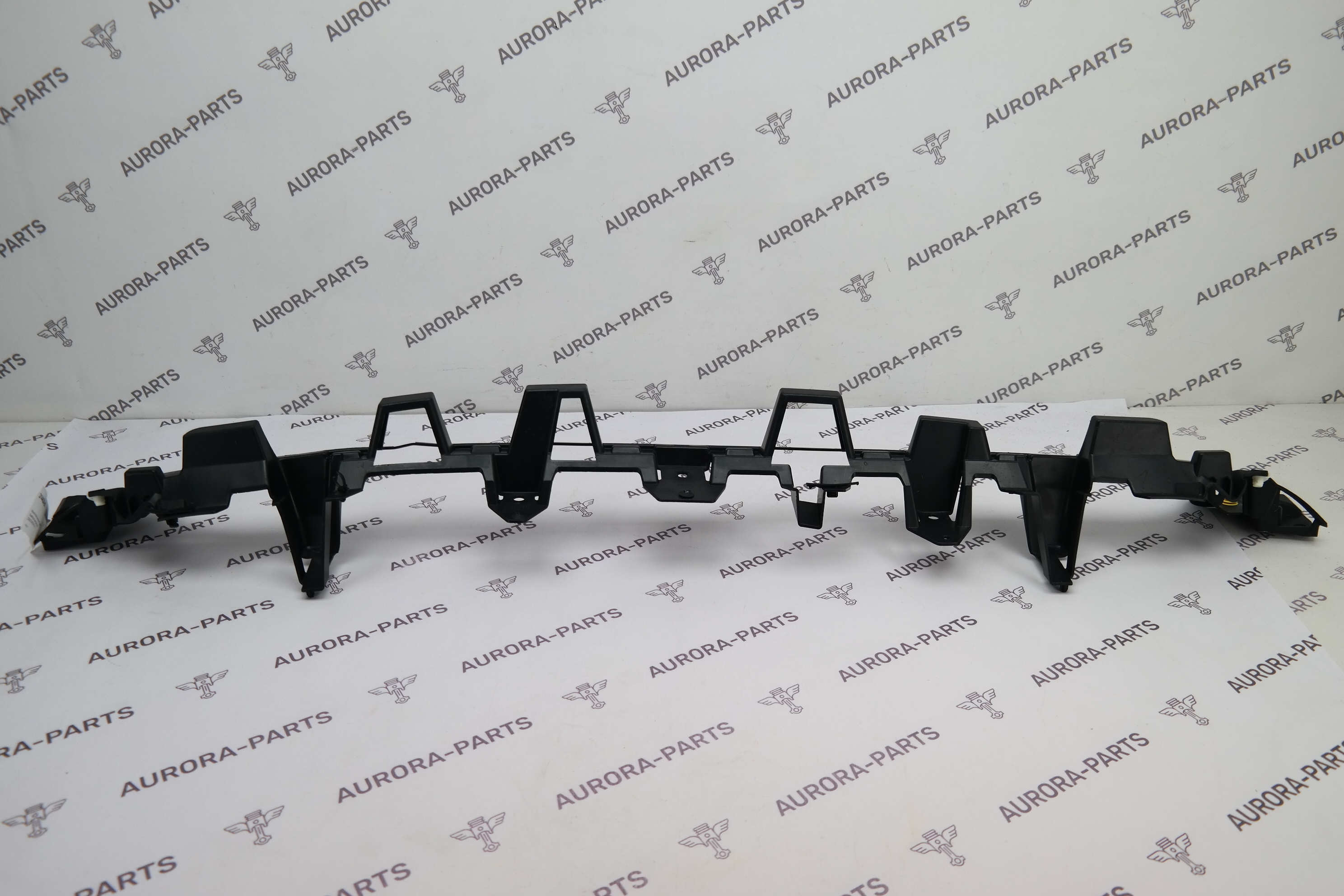 Кронштейн крепления заднего бампера центральный Land Rover Discovery