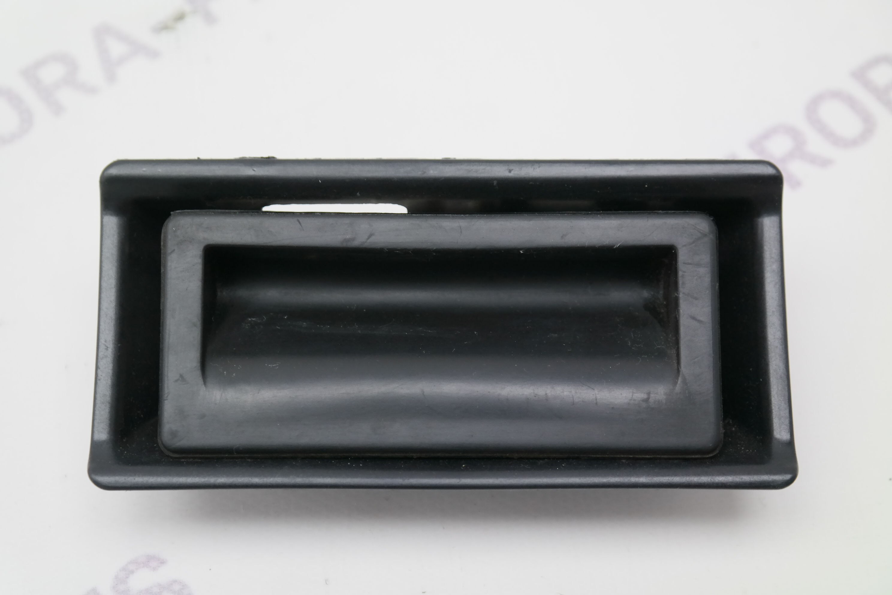 Кнопка (ручка) открывания багажной двери наружняя Audi Q3