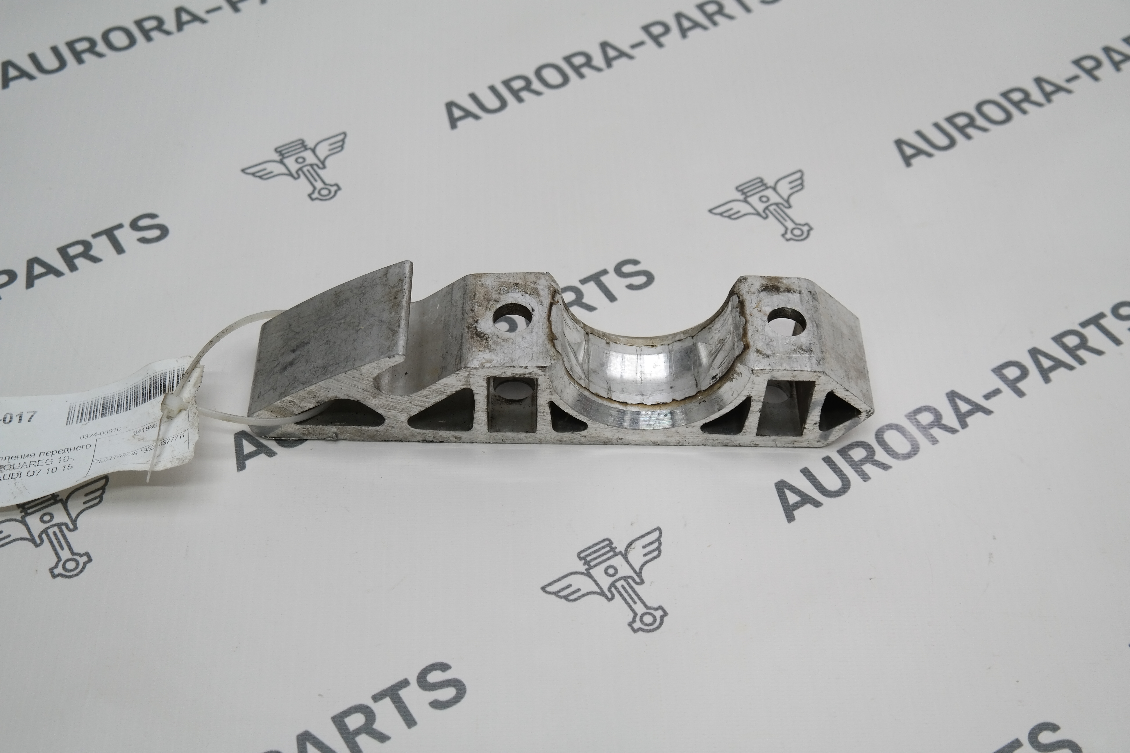 Кронштейн крепления переднего стабилизатора Audi Q7