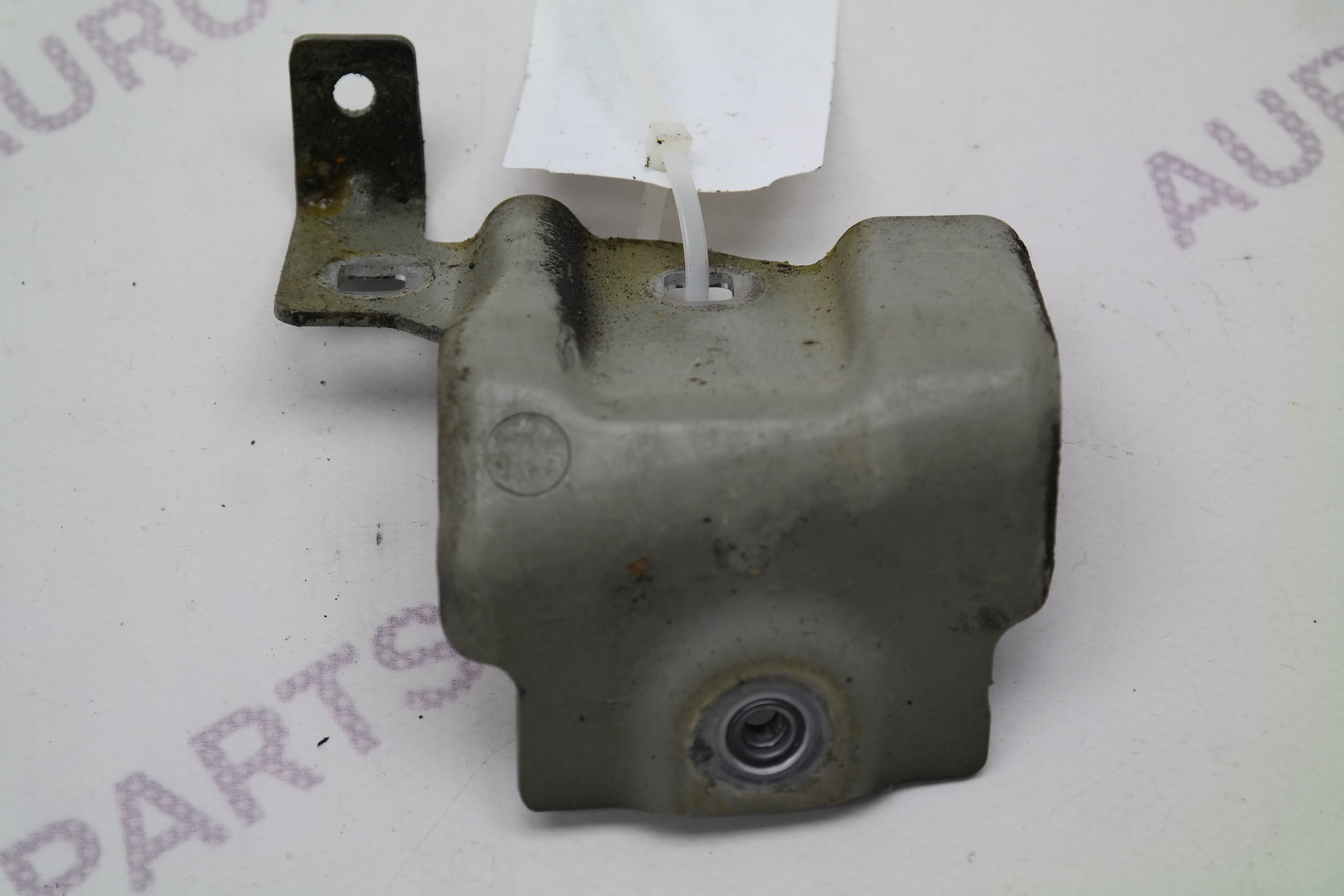 Кронштейн переднего крыла верхний центральный LH Mercedes S-Klasse