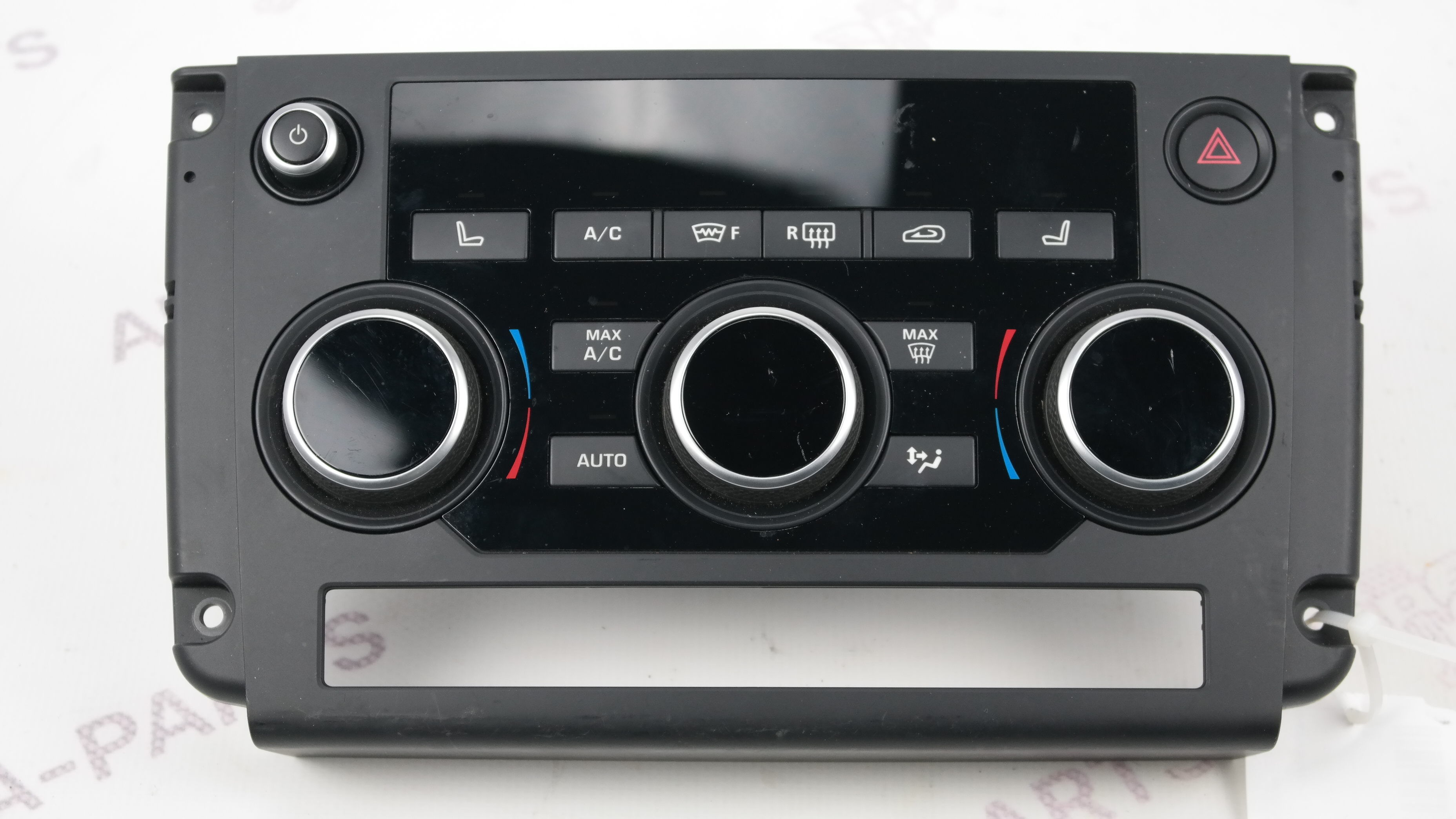 Блок кнопок управления климатконтролем на центральной консоли Land Rover Discovery Sport