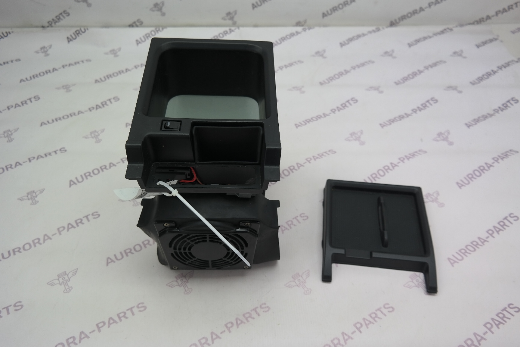 Холодильник с крышкой в комплекте (Холодильная камера) стоит в подлокотнике. Land Rover Range Rover 30DDTX