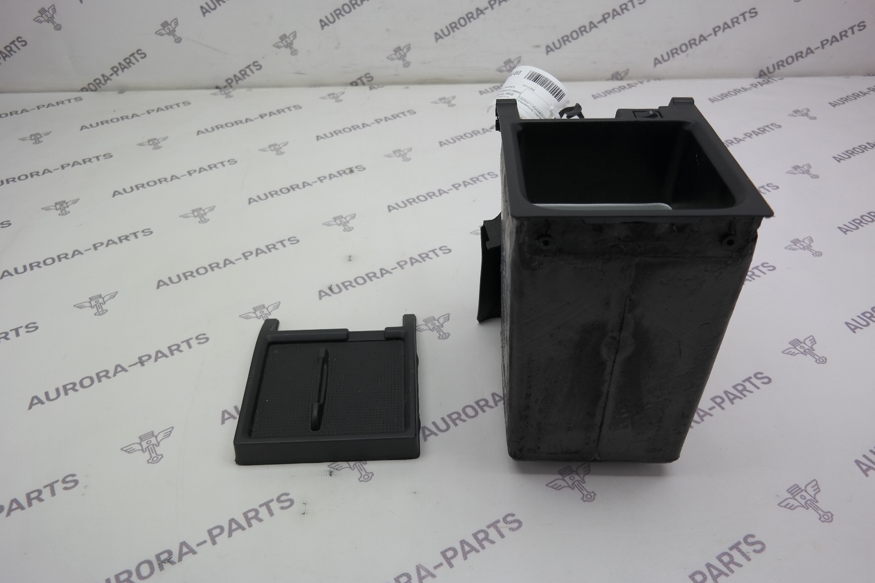 Холодильник с крышкой в комплекте (Холодильная камера) стоит в подлокотнике. Land Rover Range Rover 30DDTX