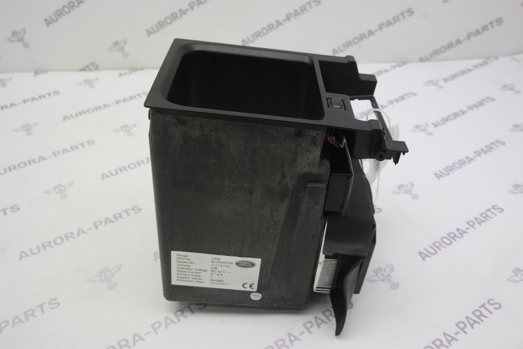 Холодильник с крышкой в комплекте (Холодильная камера) стоит в подлокотнике. Land Rover Range Rover 30DDTX