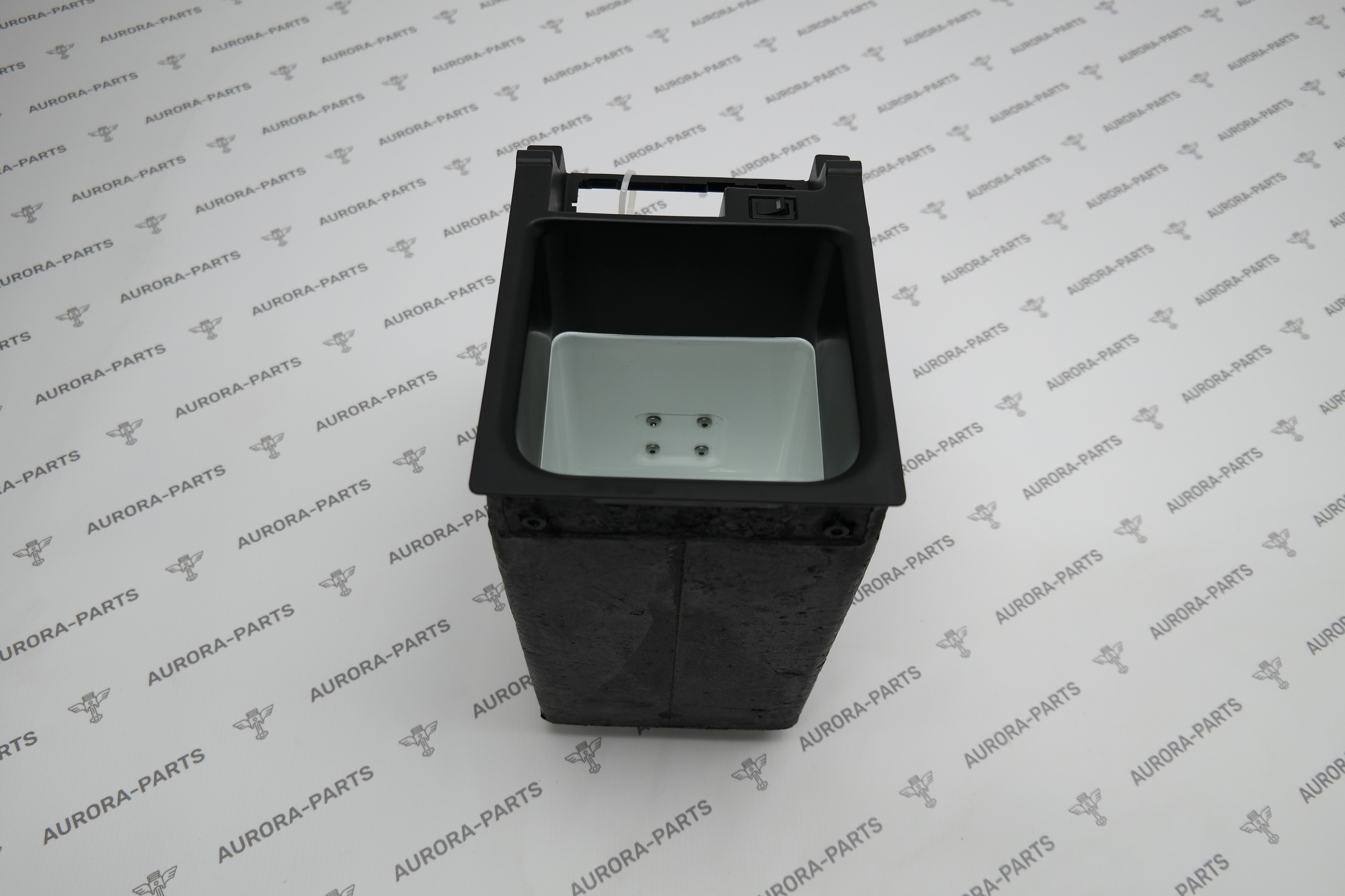 Холодильник с крышкой в комплекте (Холодильная камера) стоит в подлокотнике. Land Rover Range Rover 30DDTX