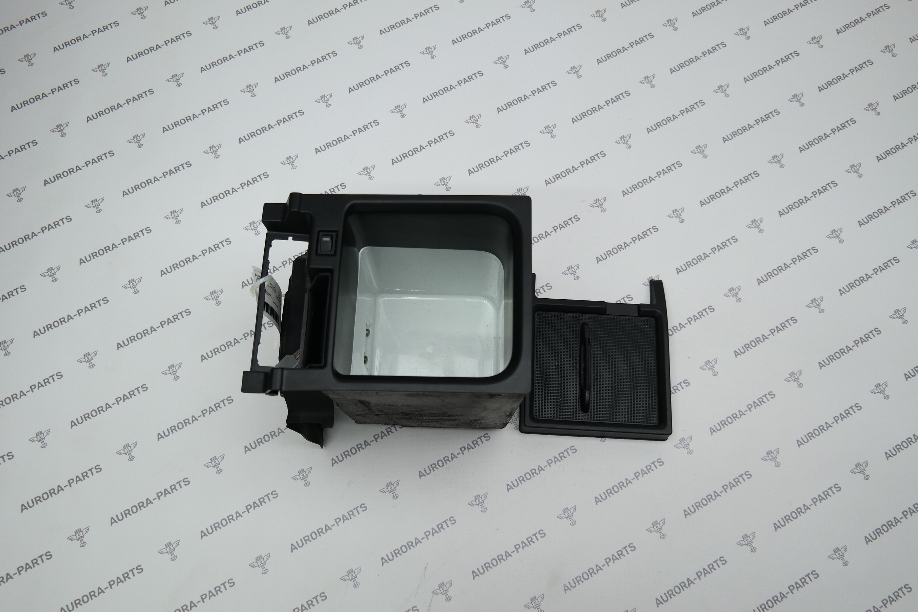 Холодильник с крышкой в комплекте (Холодильная камера) стоит в подлокотнике. Land Rover Range Rover 30DDTX