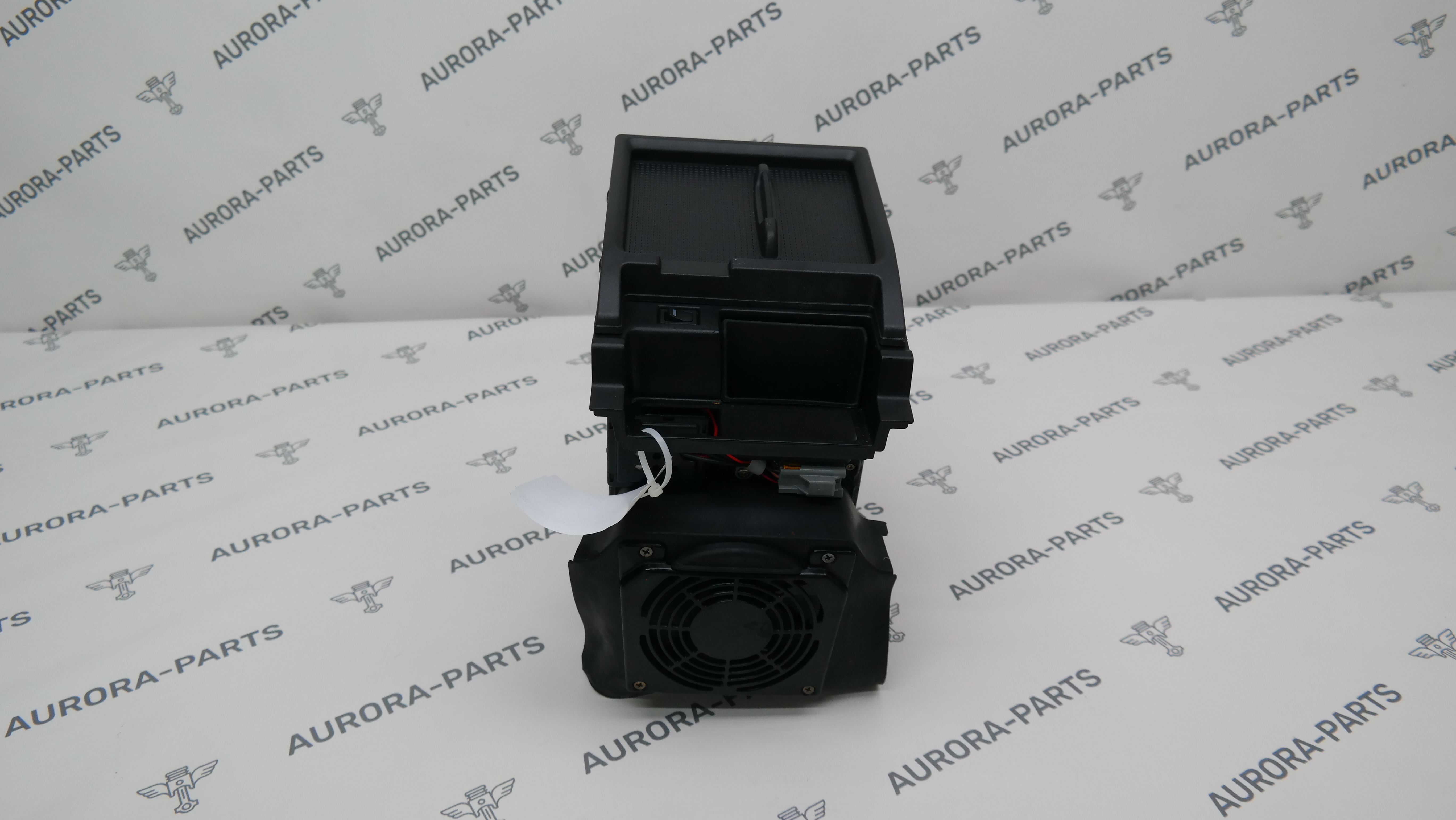 Холодильник с крышкой в комплекте (Холодильная камера) стоит в подлокотнике. Land Rover Range Rover 30DDTX