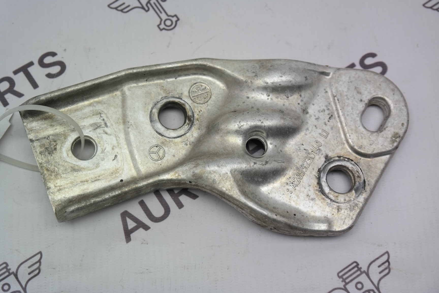 Кронштейн крепления переднего стабилизатора LH Mercedes C-Klasse