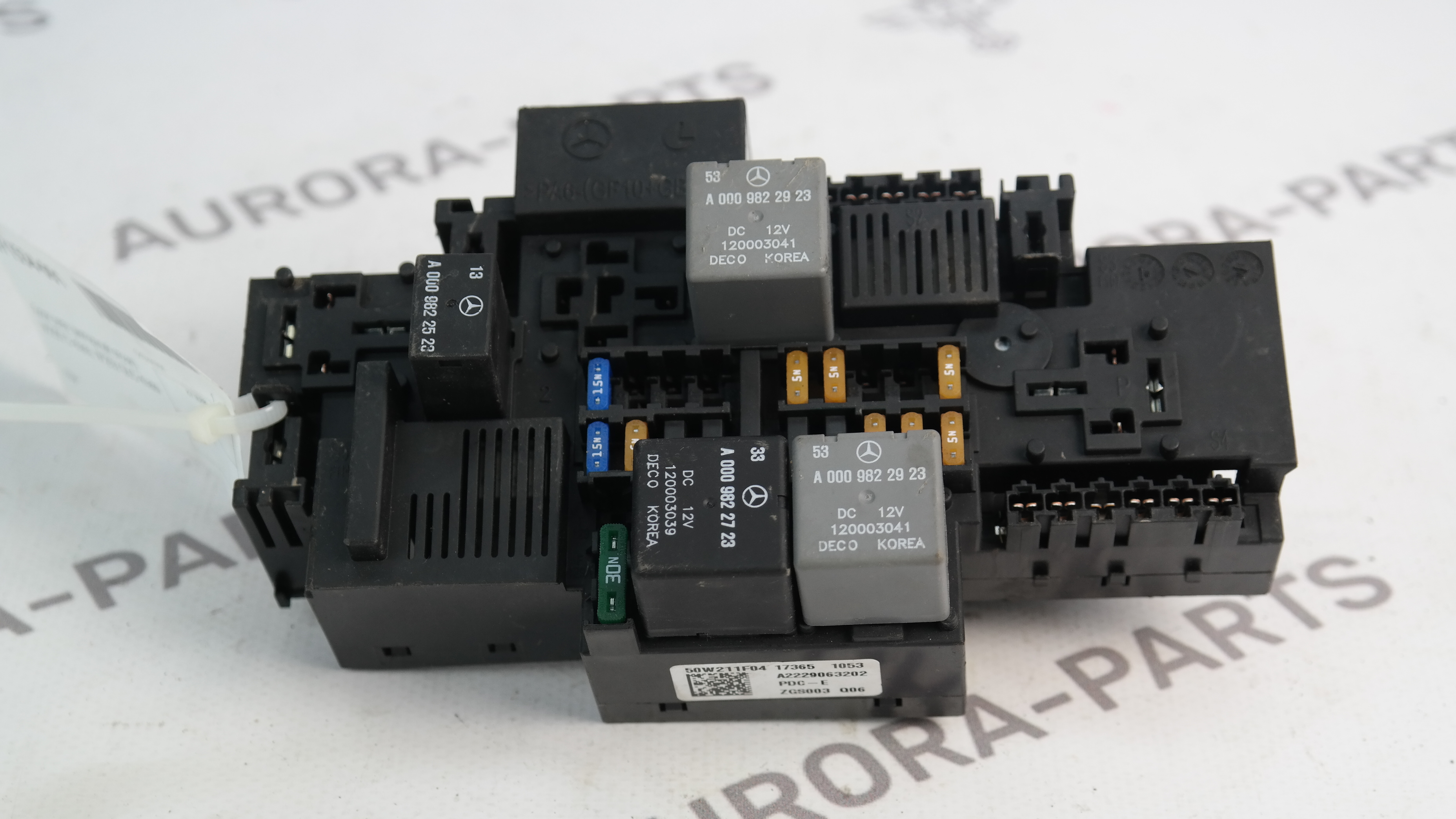 Блок реле (моторный отсек) Mercedes C-Klasse