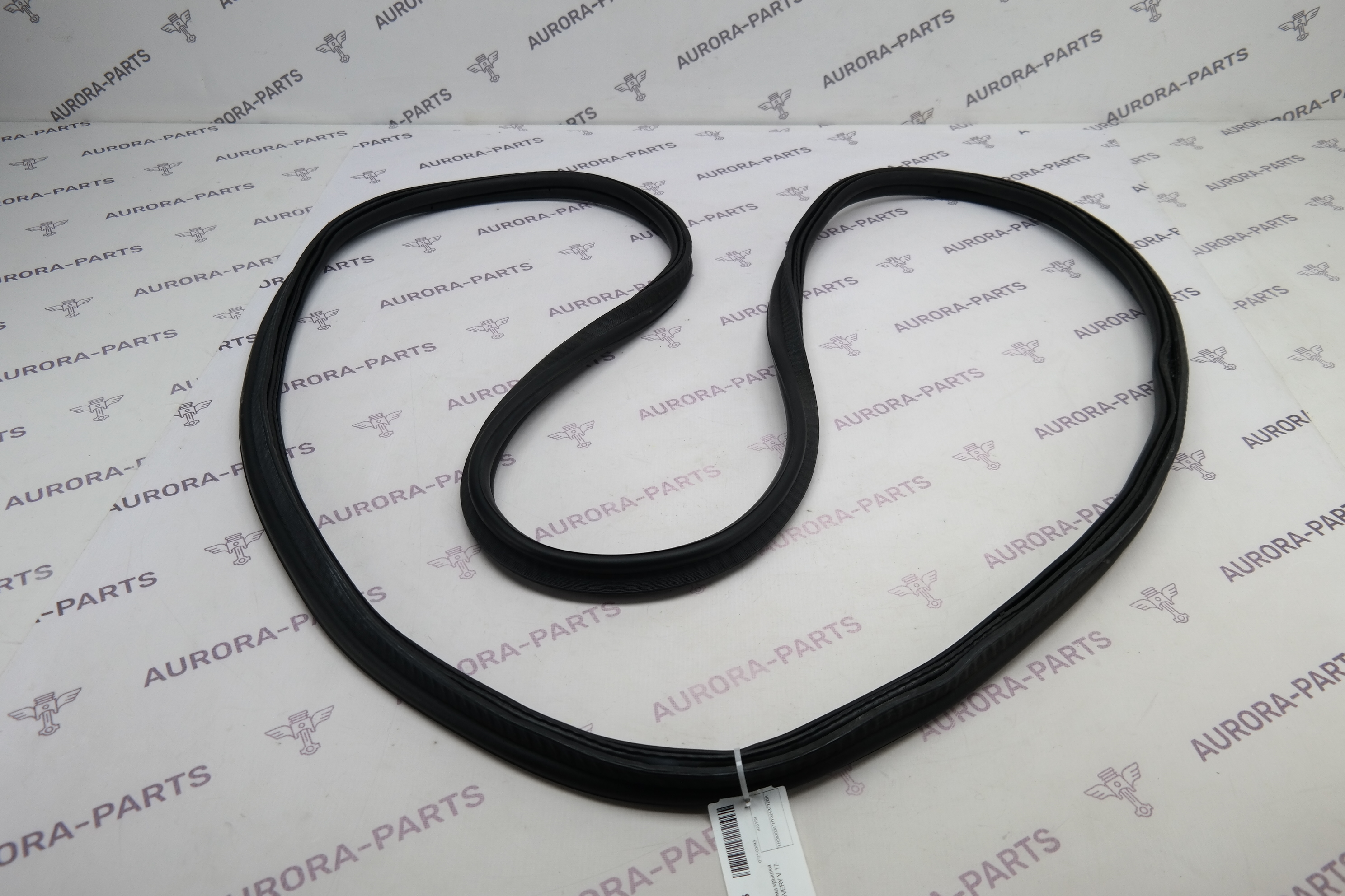 Уплотнитель проема крышки багажника Land Rover Discovery