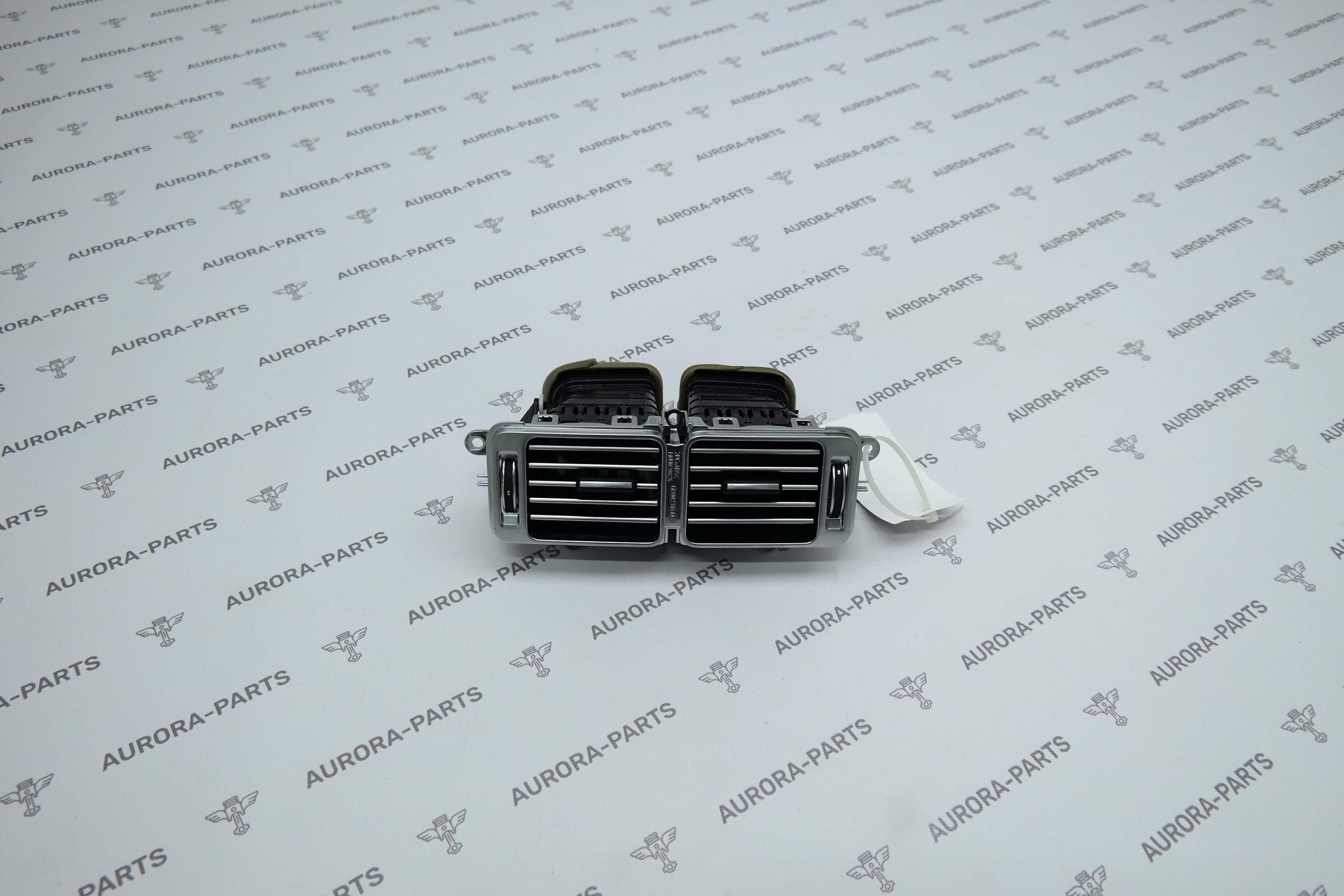 Дефлектор обдува задних пассажиров в центральном подлокотнике Land Rover Range Rover 30DDTX