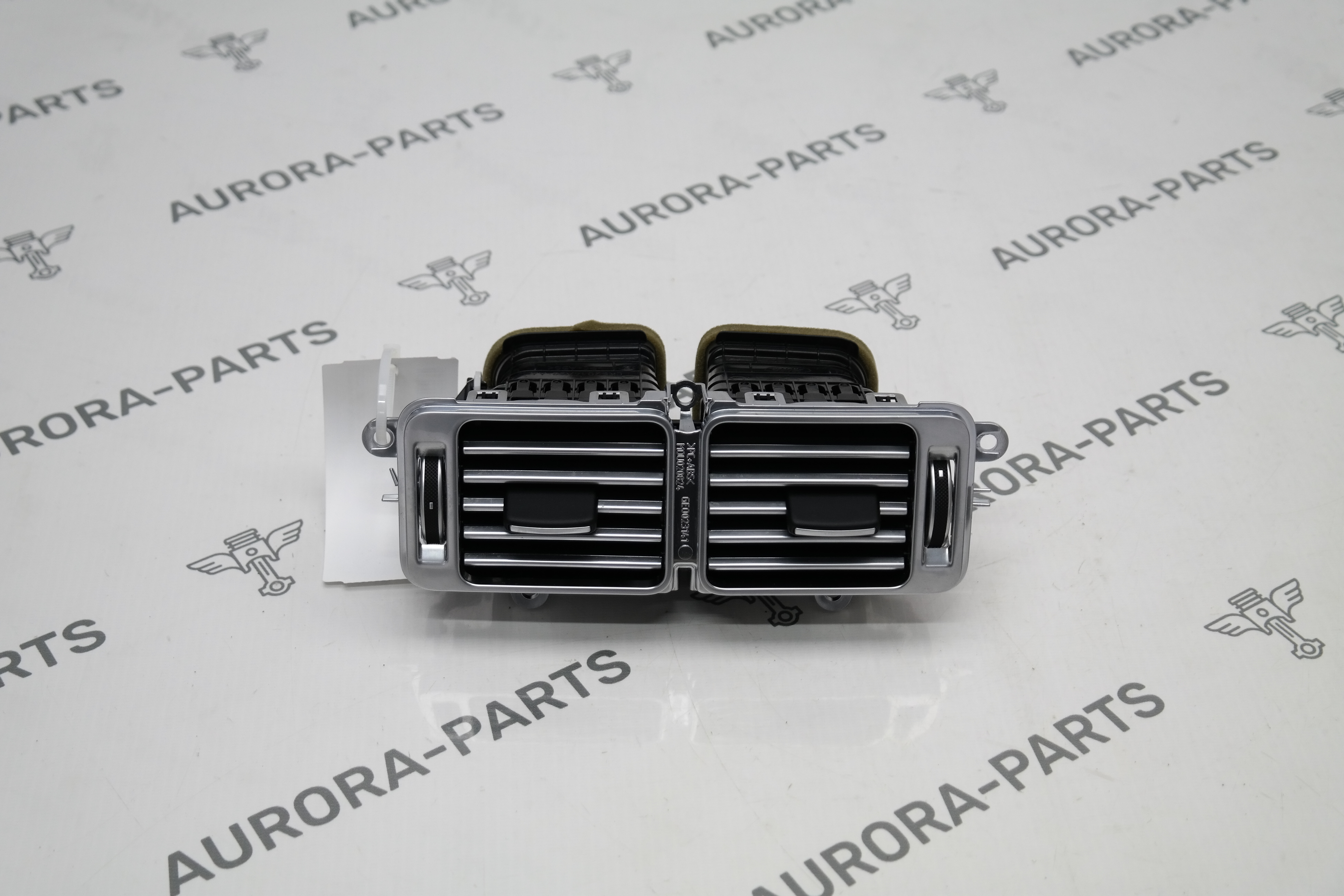 Дефлектор обдува задних пассажиров в центральном подлокотнике Land Rover Range Rover 30DDTX