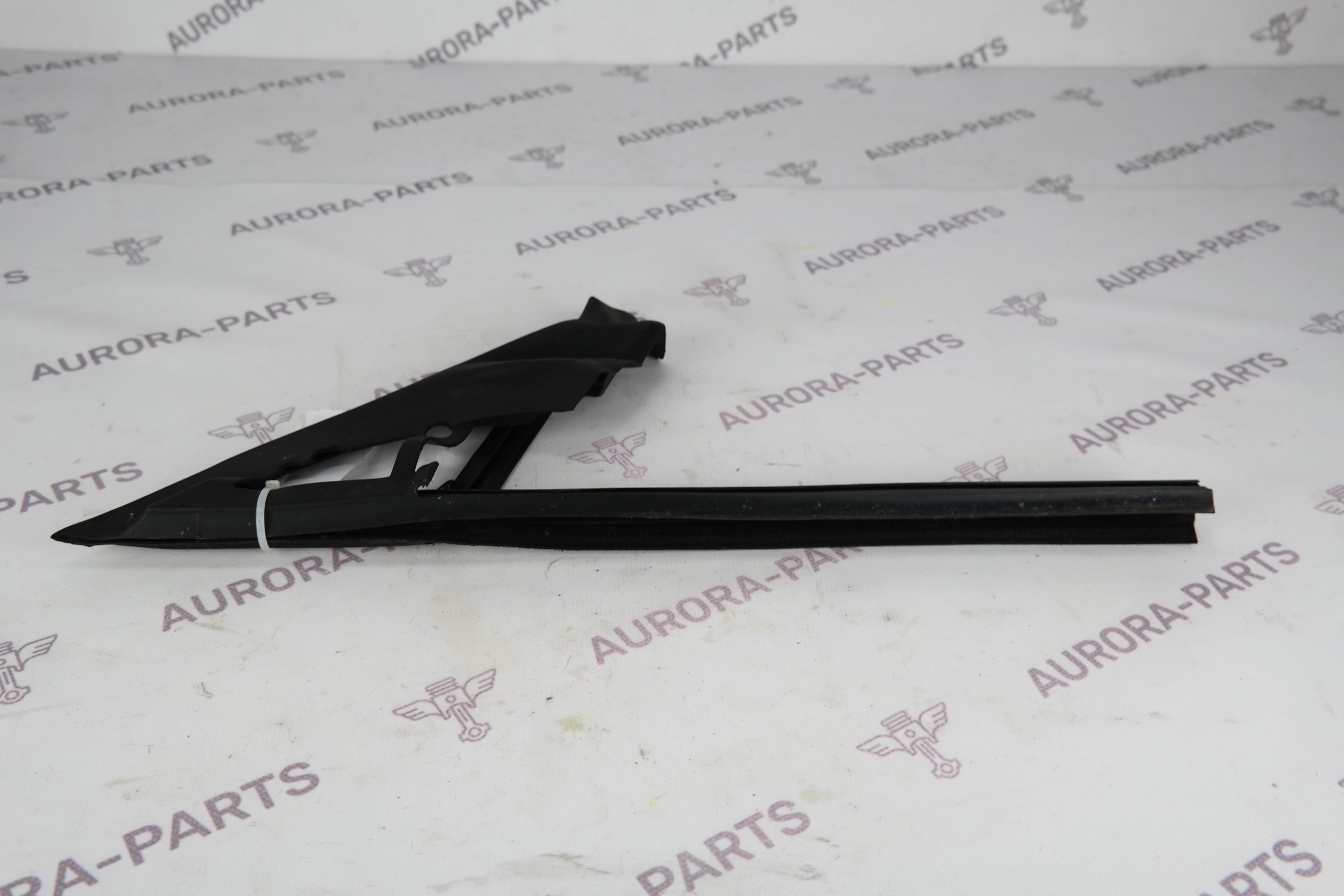 Направляющая стекла передней двери LH Mercedes CLA