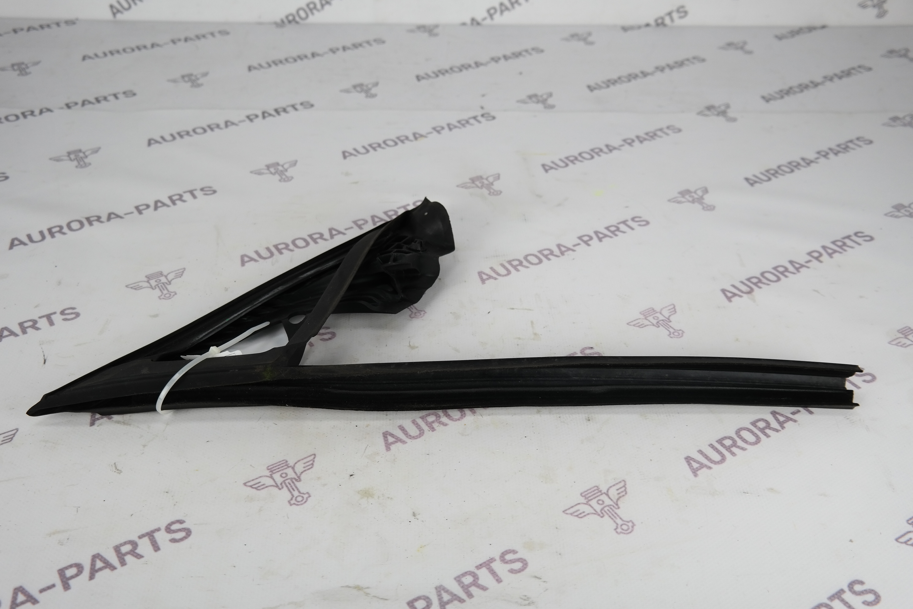 Направляющая стекла передней двери RH Mercedes CLA