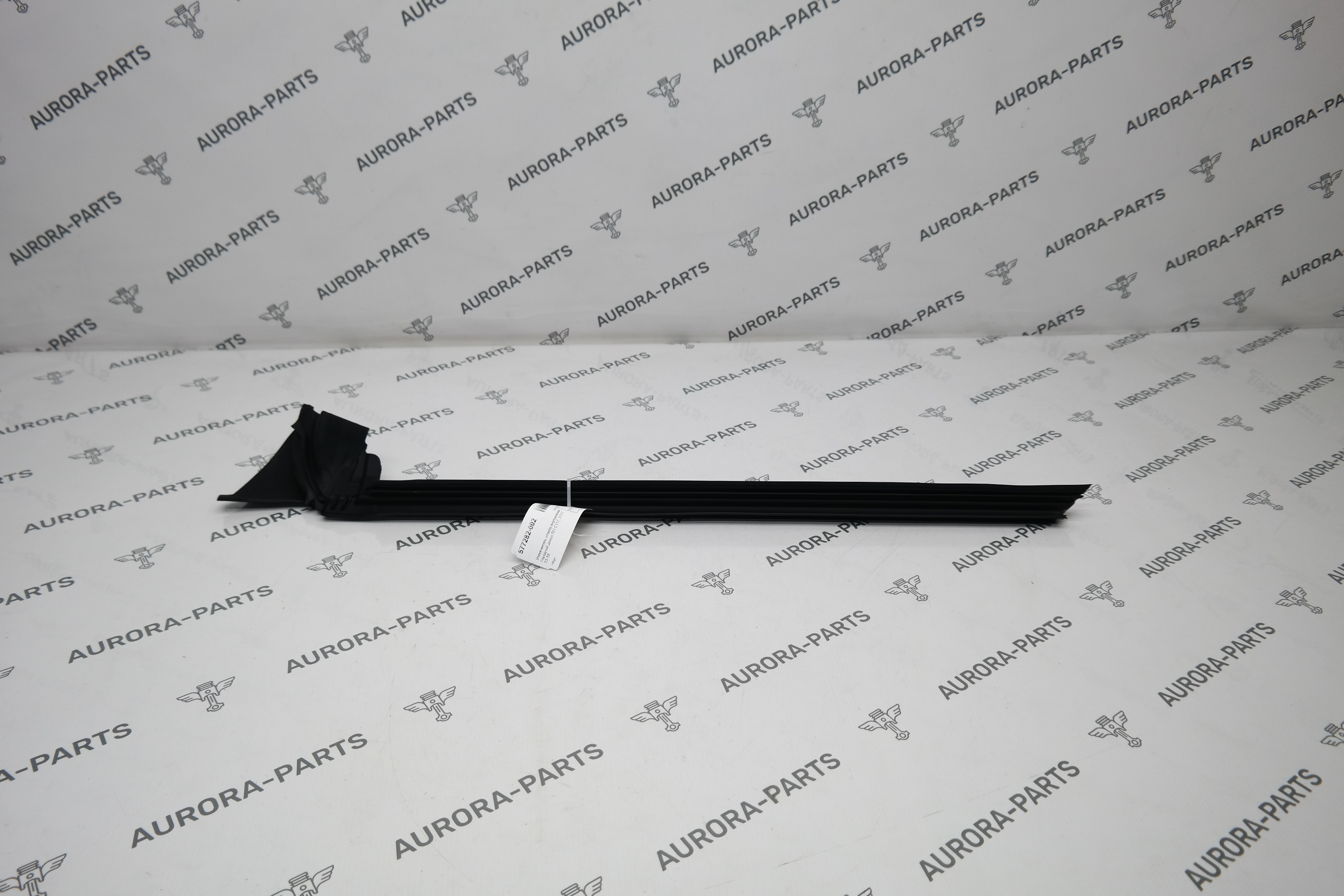 Уплотнитель стекла внутренний передней двери RH Mercedes CLA