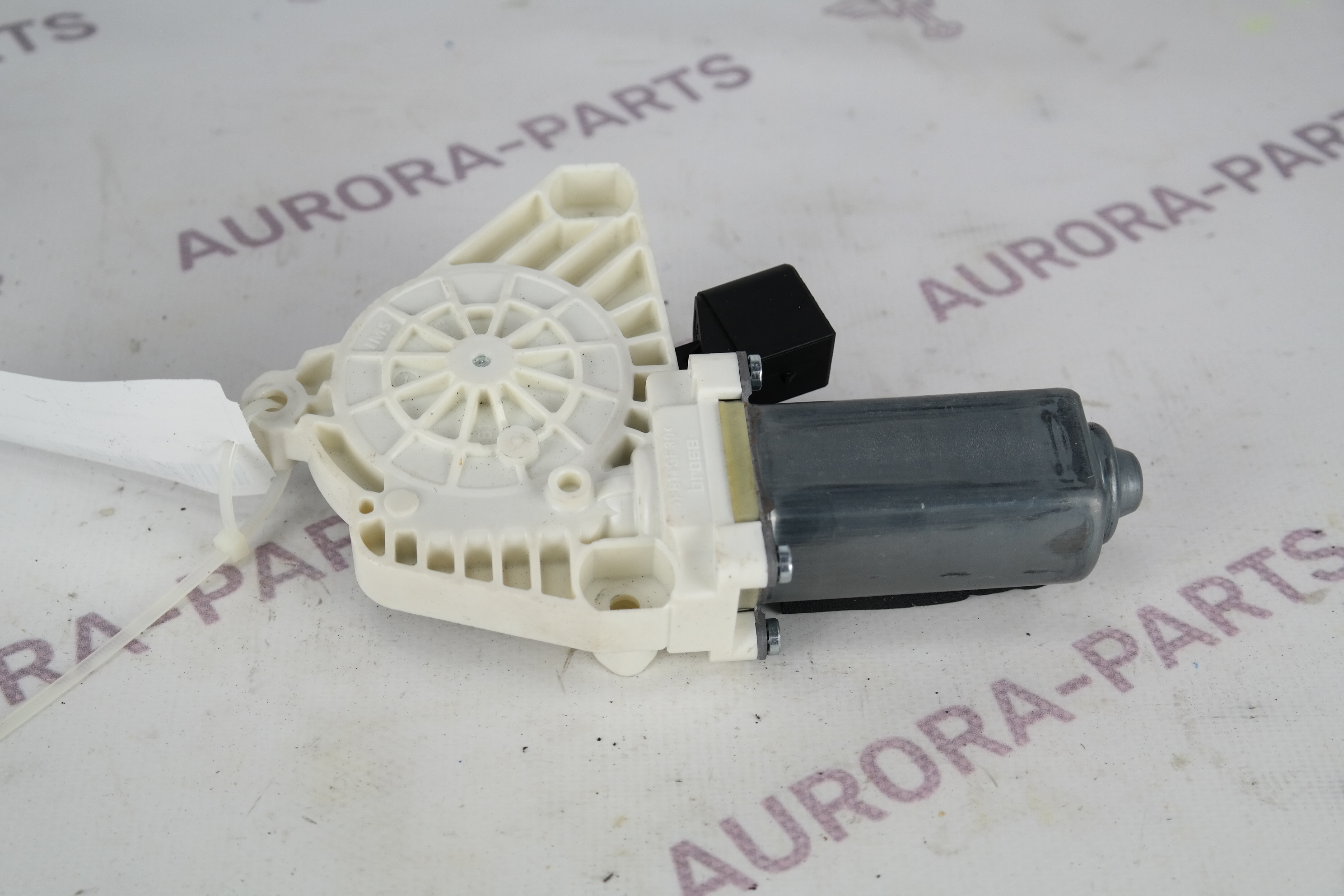 Моторчик стеклоподъемника RH Mercedes CLA