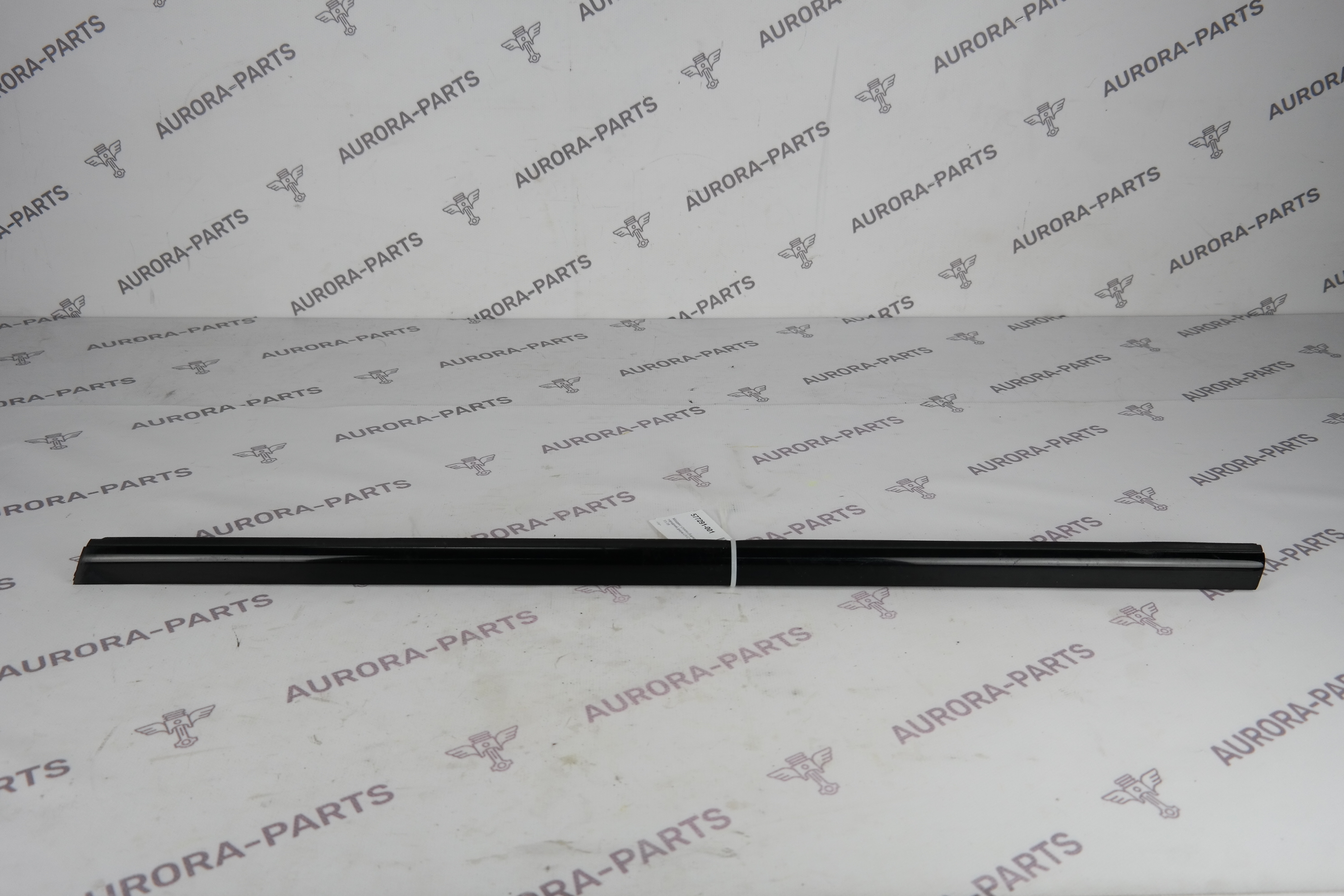 Молдинг стекла (Бархотка) передней двери LH Mercedes CLA