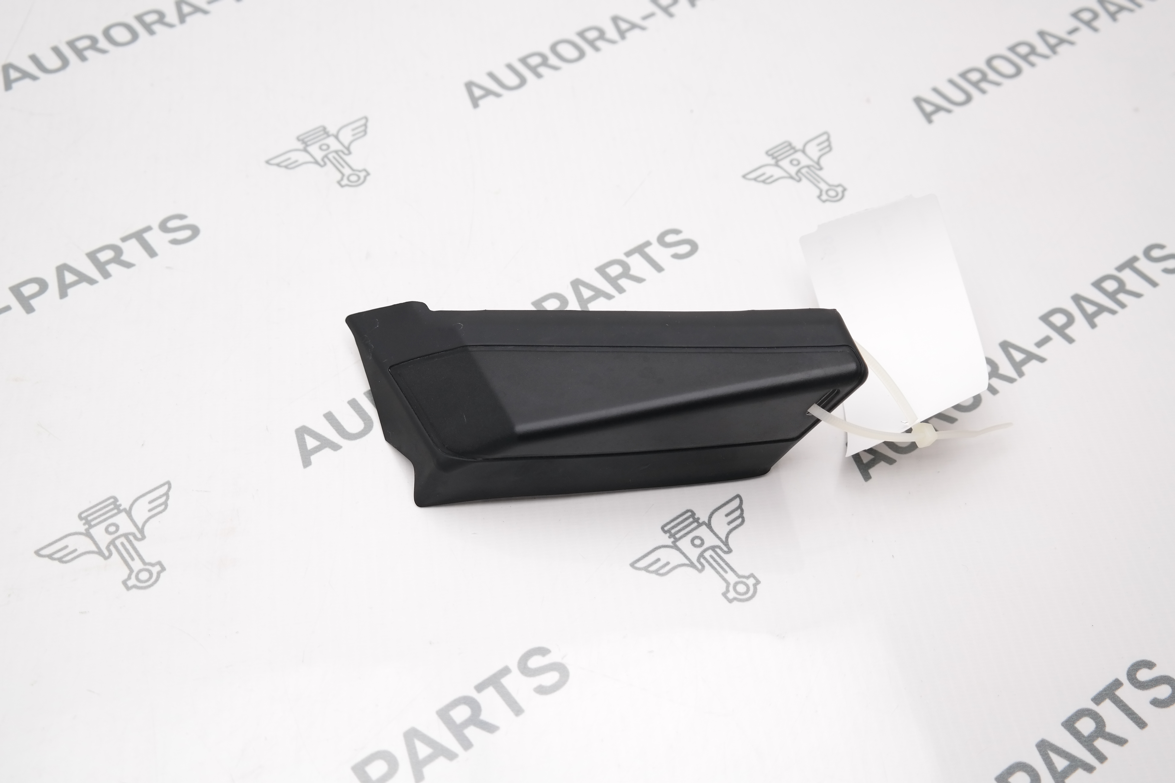 Накладка блока задних фонарей RH BMW 8-Series