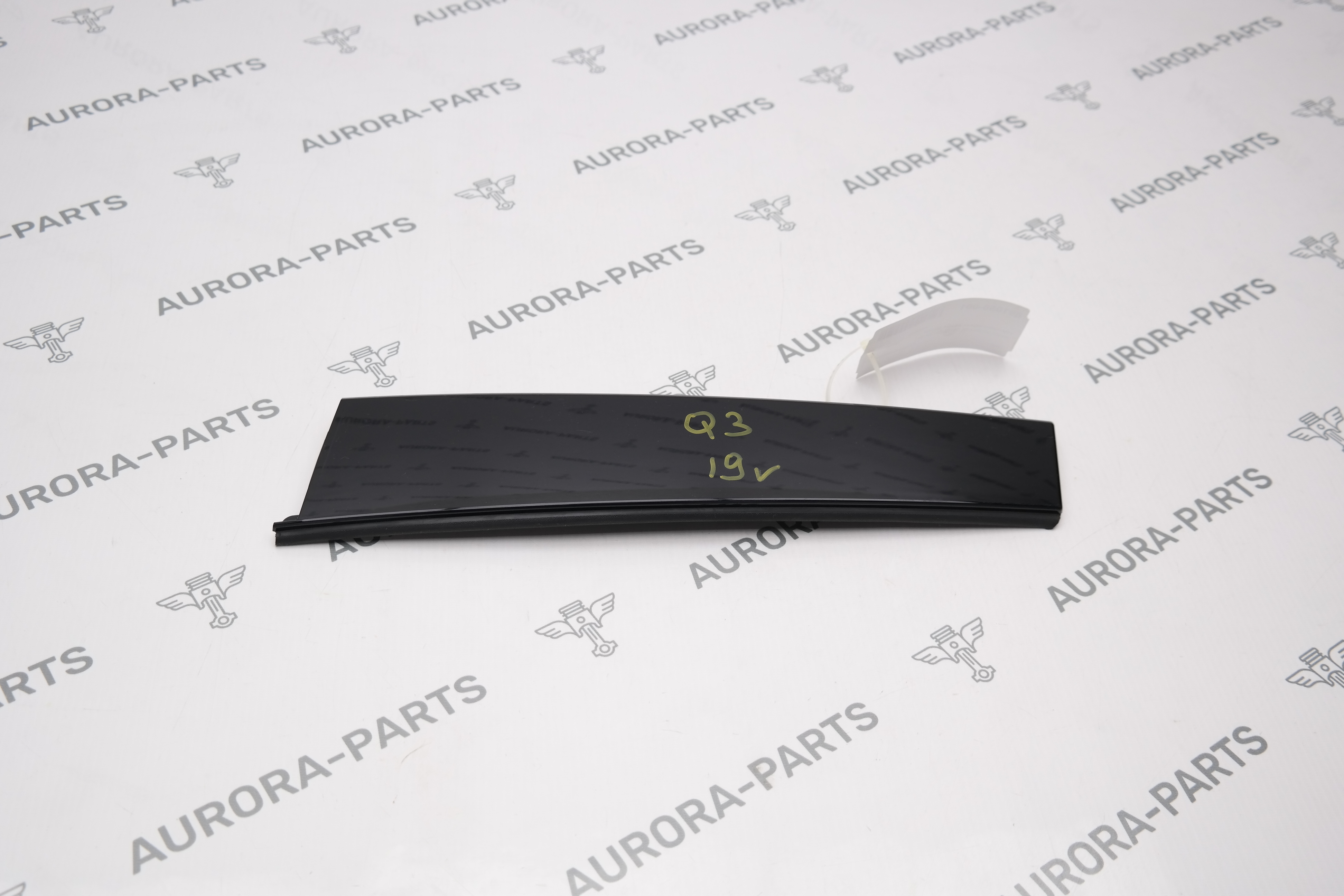 Накладка вертикальная задней двери (стойка B) RH Audi Q3