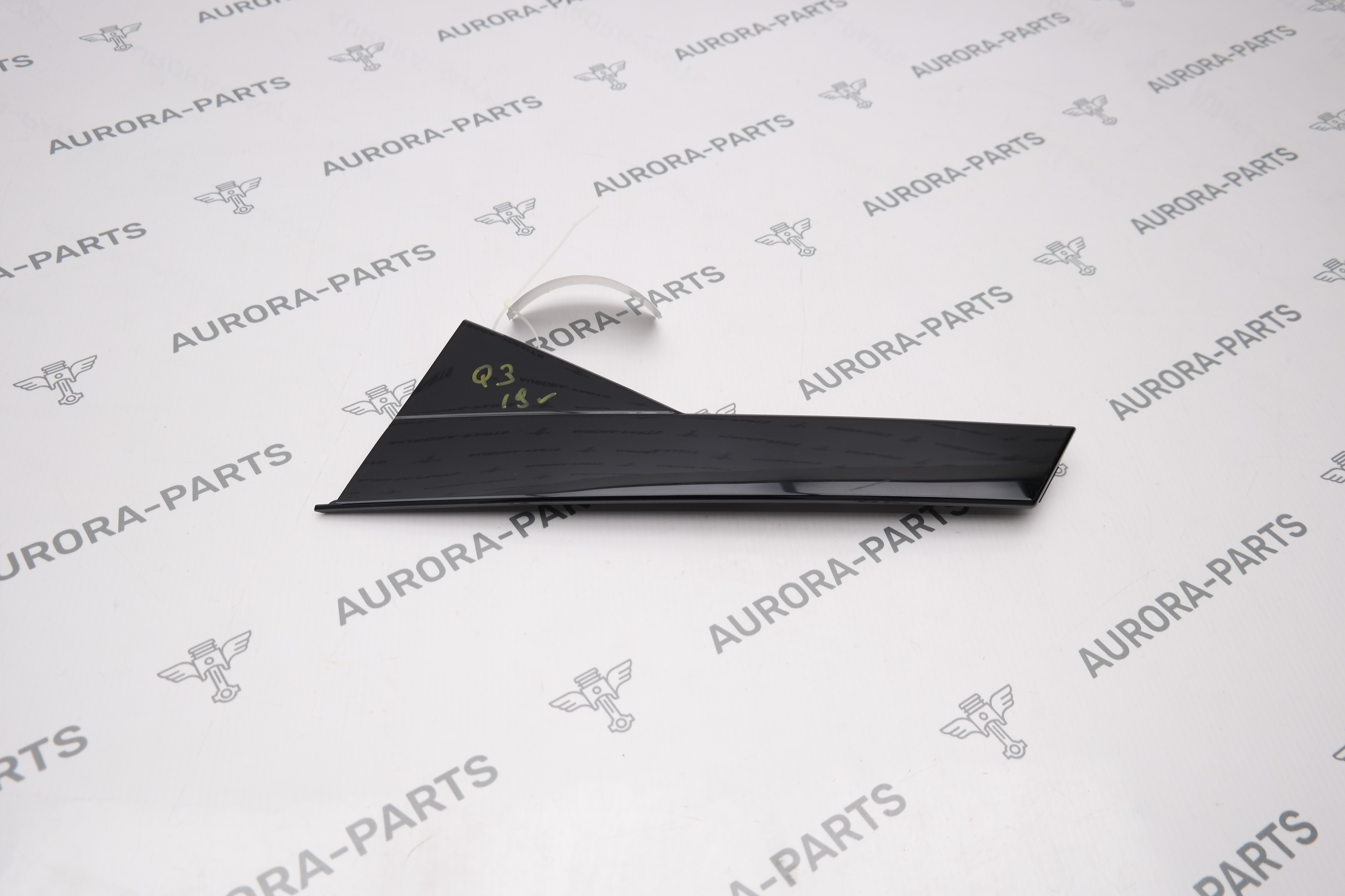 Накладка вертикальная задней двери (стойка C) LH Audi Q3