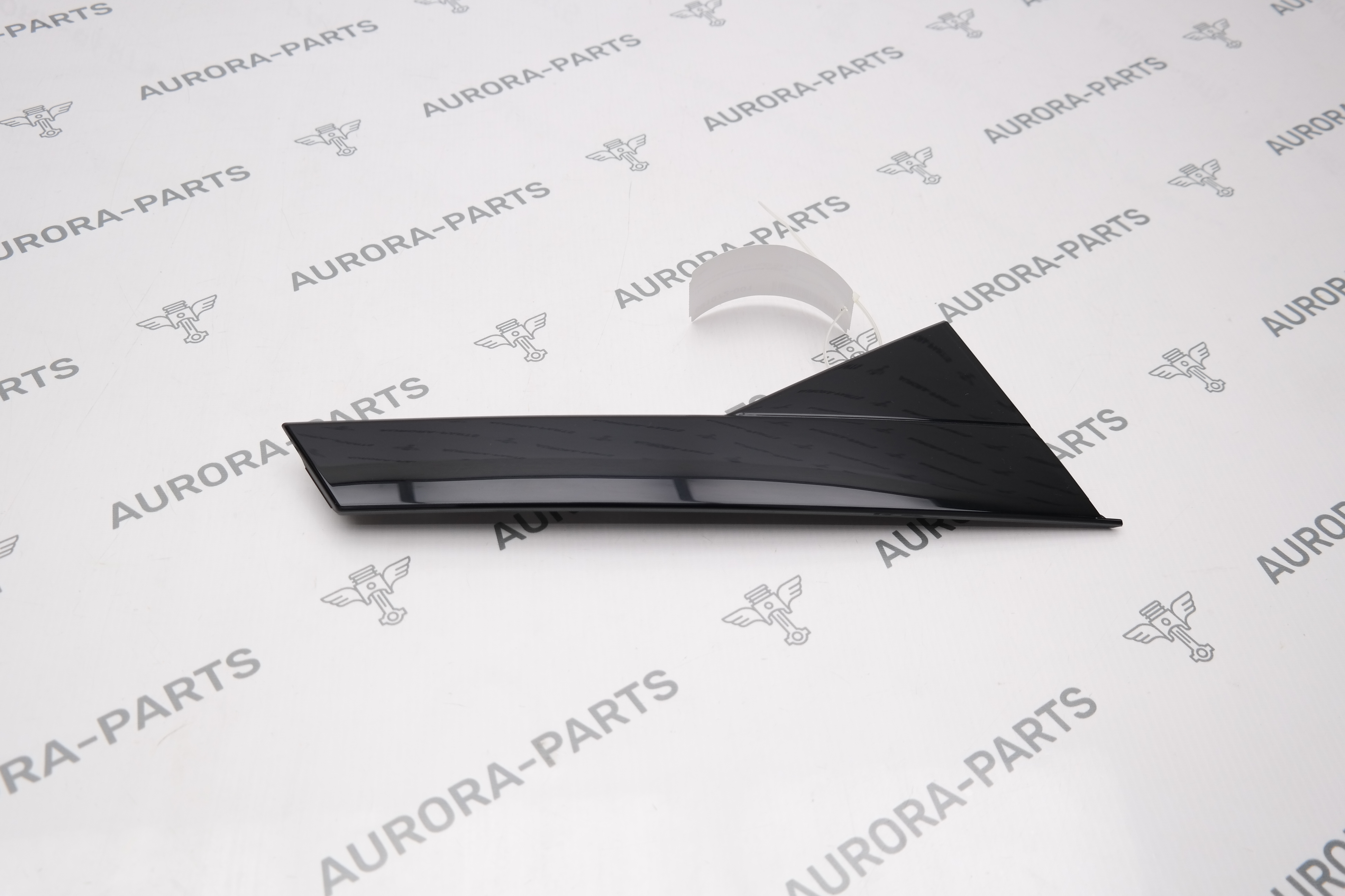 Накладка вертикальная задней двери (стойка C) RH Audi Q3