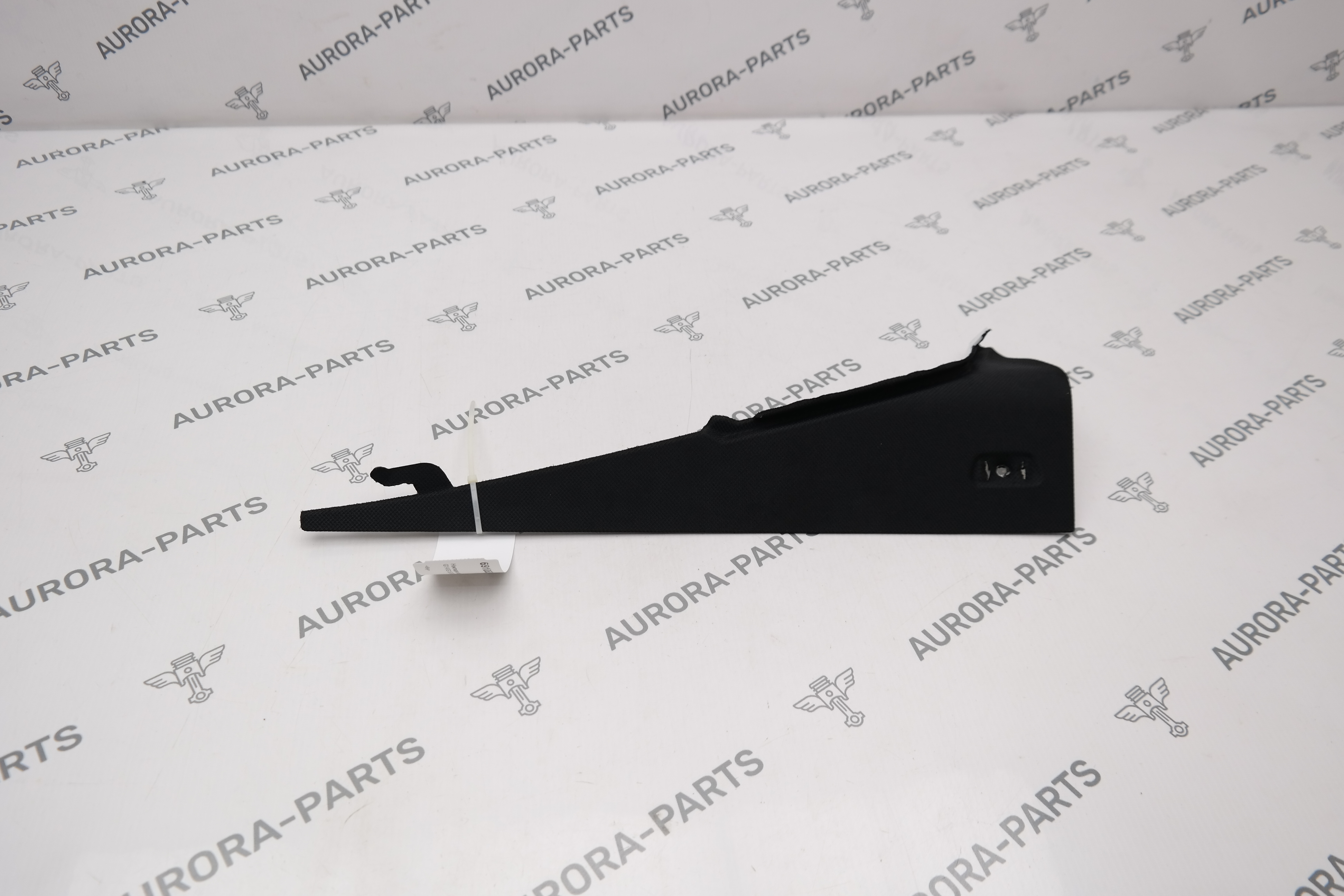 Накладка задней стойки RH BMW 8-Series