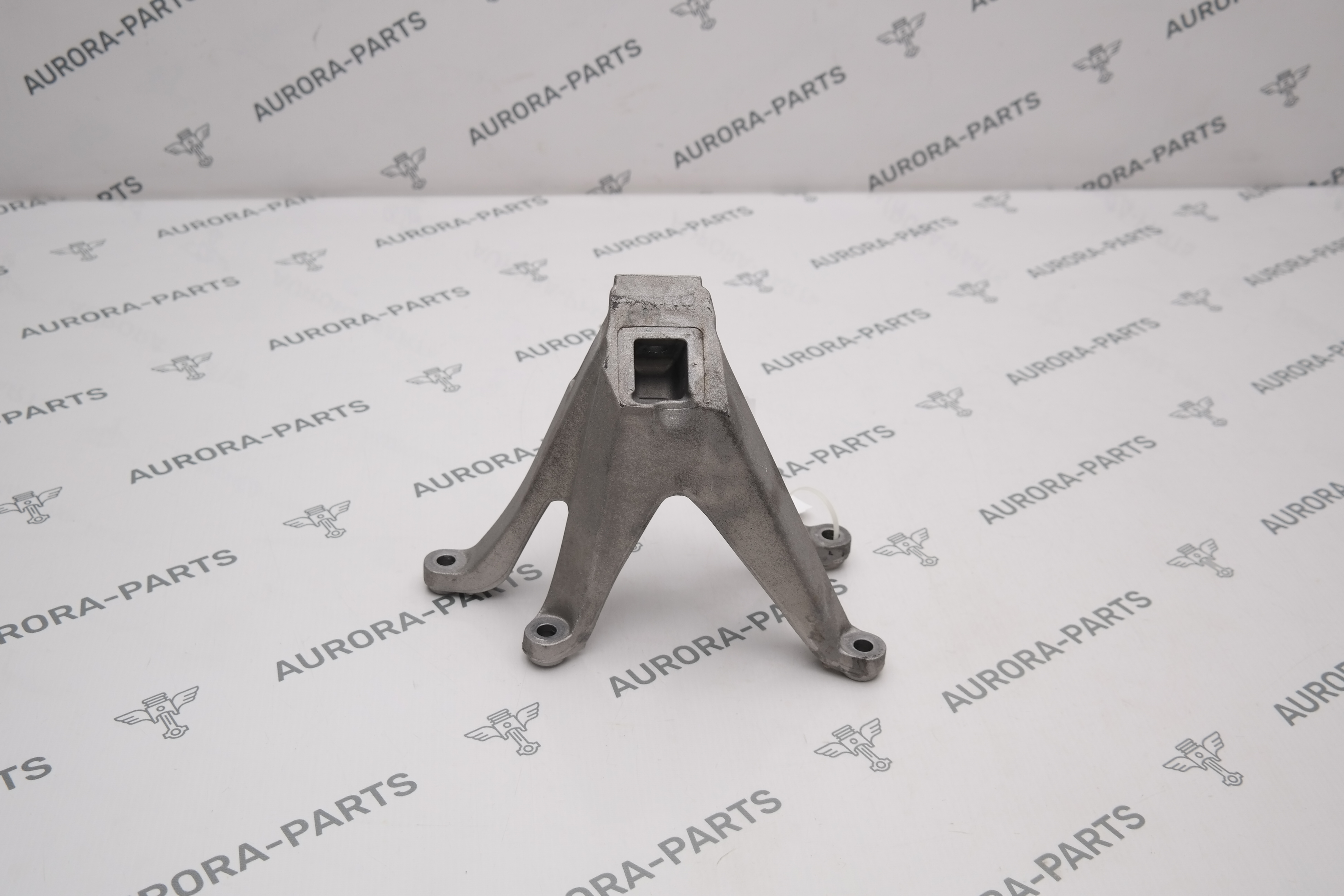 Кронштейн двигателя LH BMW 8-Series