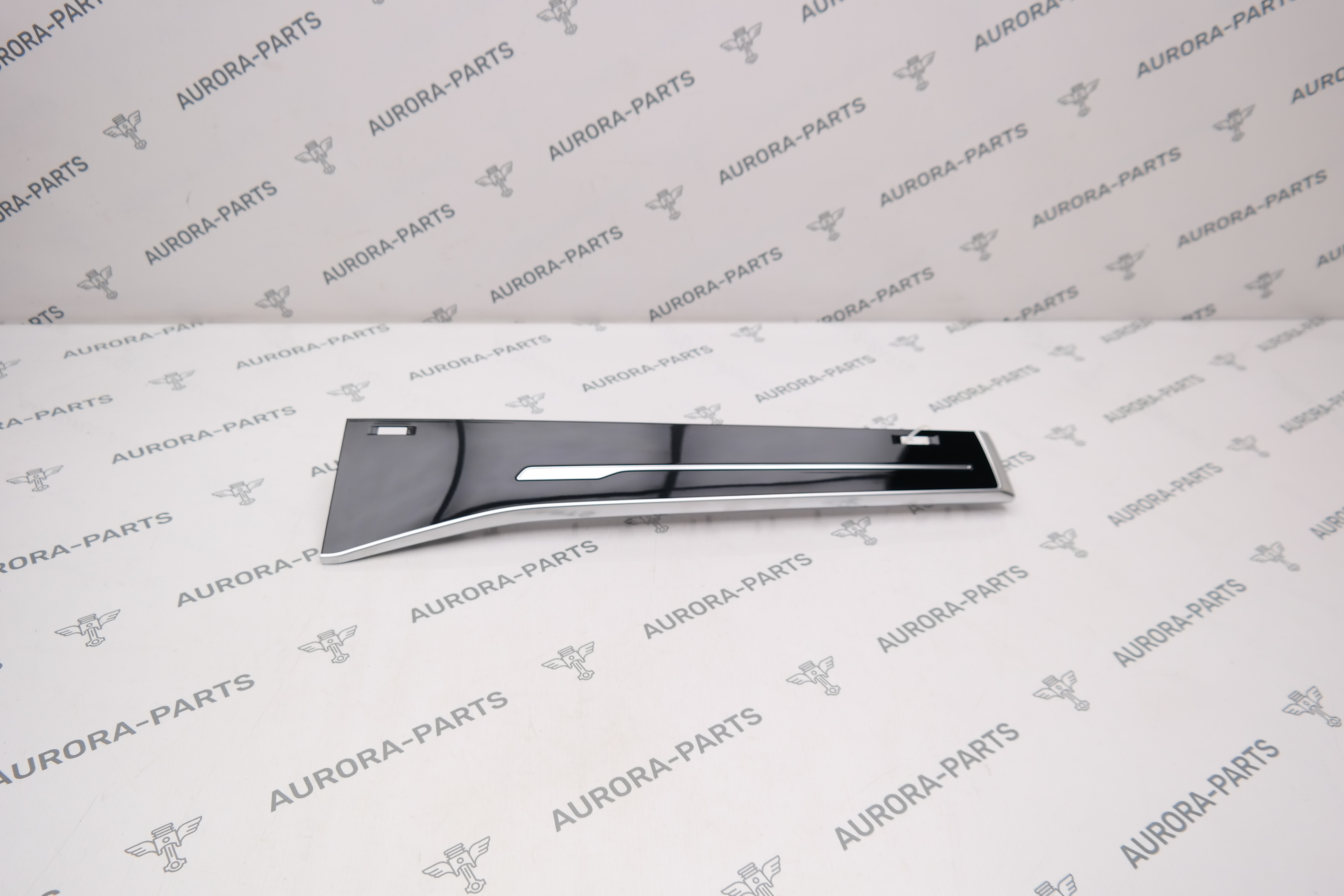 Накладка торпеды декоративная RH Audi Q7